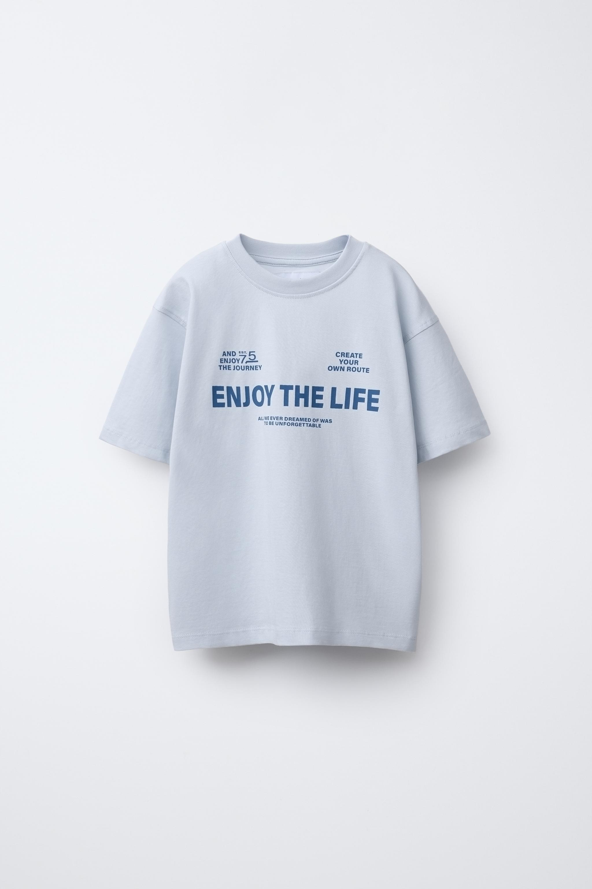 Round neck T-shirt with short sleeves. Front printed text. | Zara US