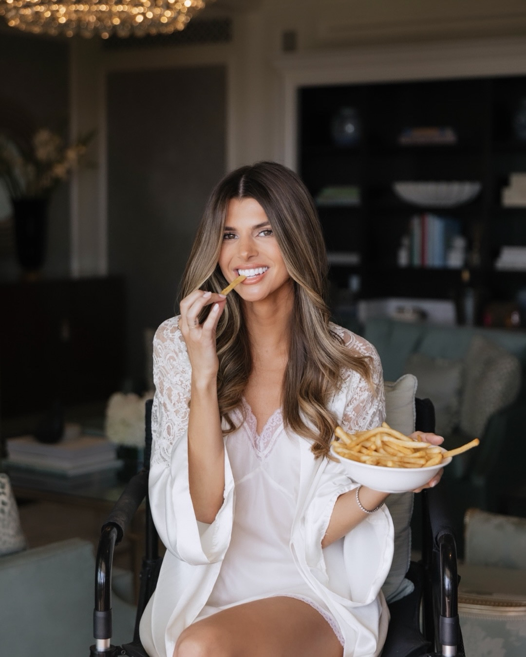 Hot brides eat fries🍟💄 LOL but actually… I didn’t end up doing a hair/makeup trial. Instead of overthinking it, I kept my glam really simple and I’m so glad I did.

- No fake lashes thanks to the best lash lift x @browline_studio_atx 

- I stuck with my same lip combo I’ve worn forever (KKW x @charlottetilbury ) 

- Hair down because It just felt more “me” and less maintanice 
 
There’s no need to experiment on your wedding week. I still wanted to look like me…just a little more glowy 
#bridalglam #bridalmakeupandhair