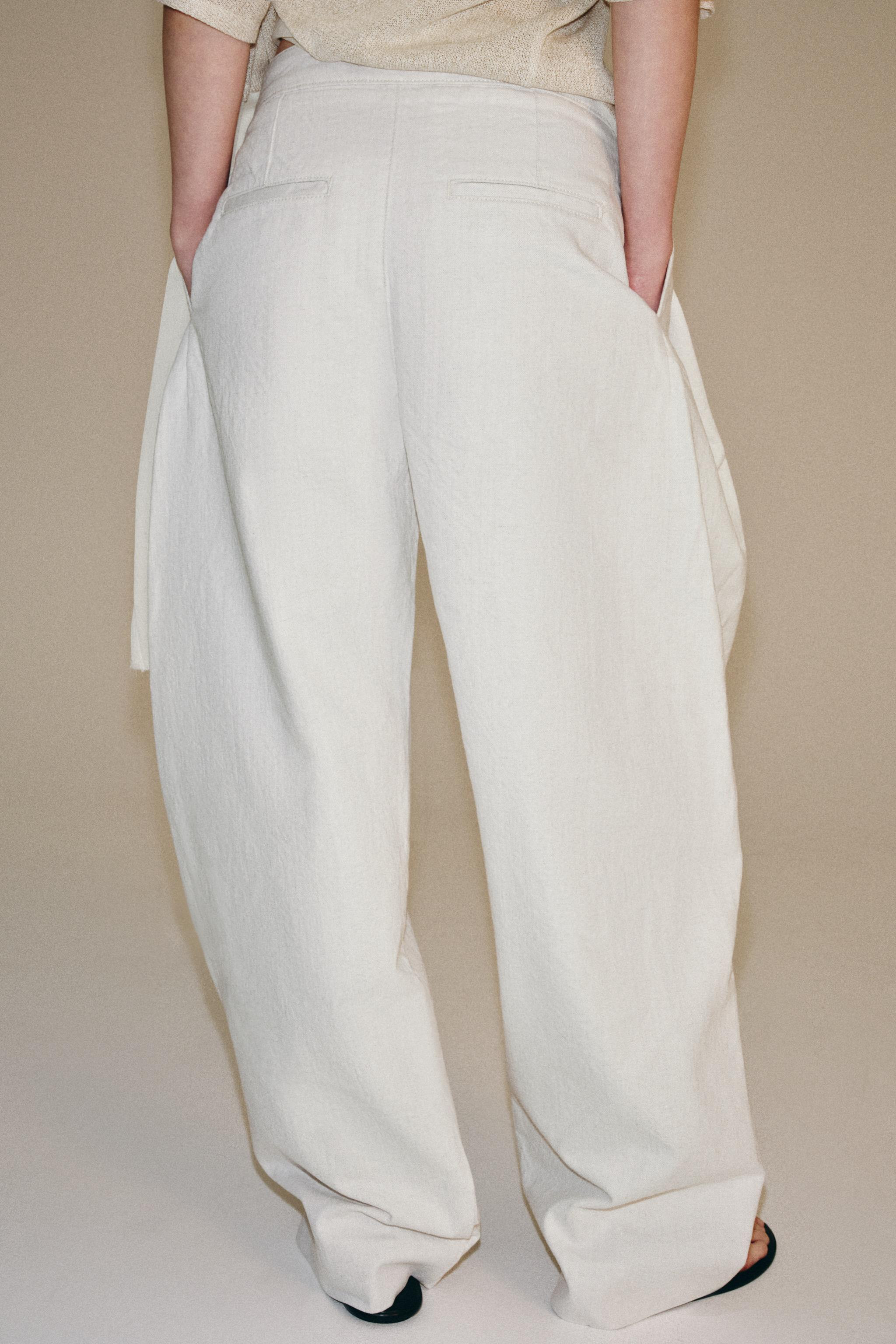 Model height: 176 cmZARA WOMAN COLLECTIONMid-waist trousers made from a cotton and 12% linen blen... | Zara UK