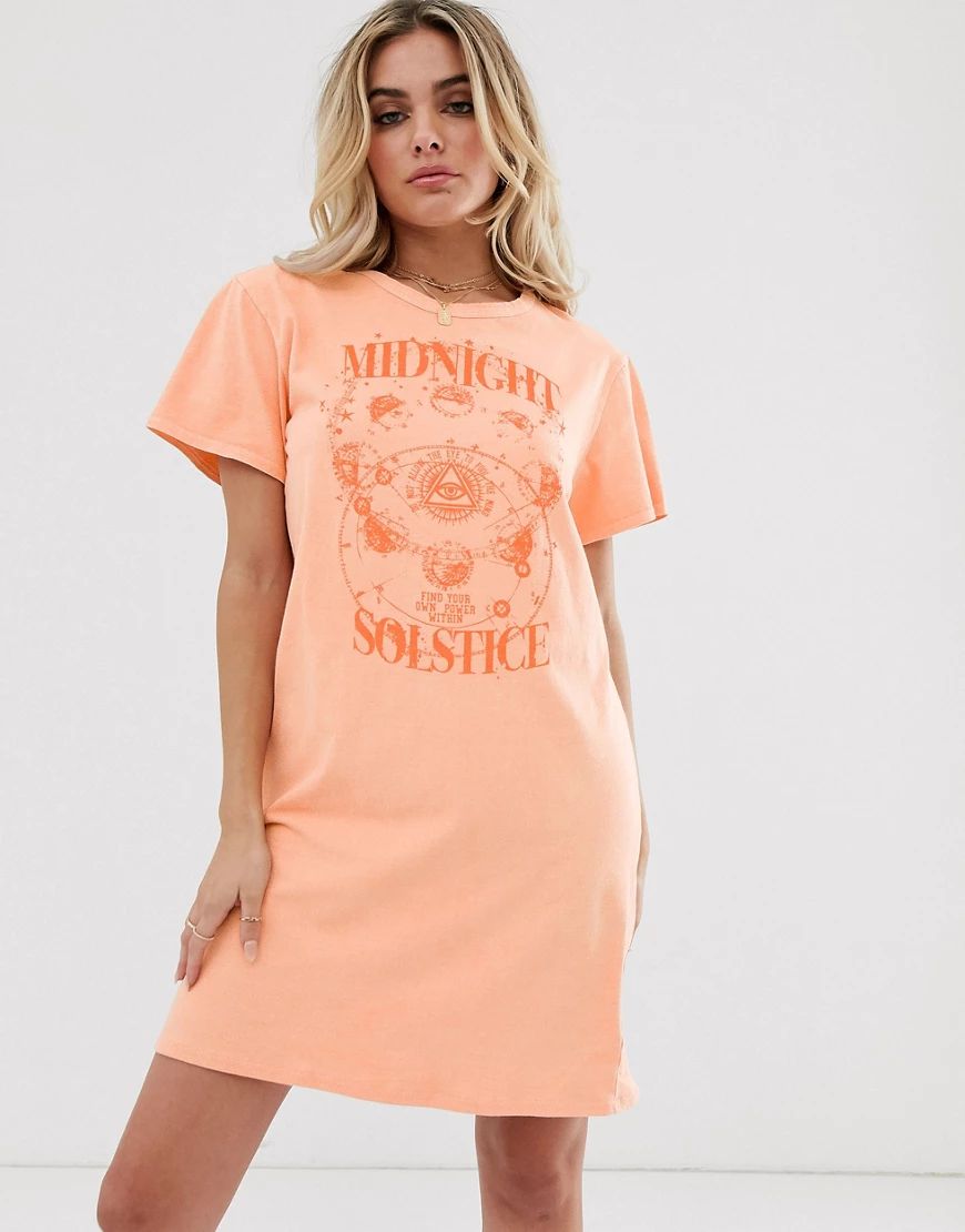 PrettyLittleThing t-shirt dress with solstice slogan in pastel peach-Pink | ASOS (Global)