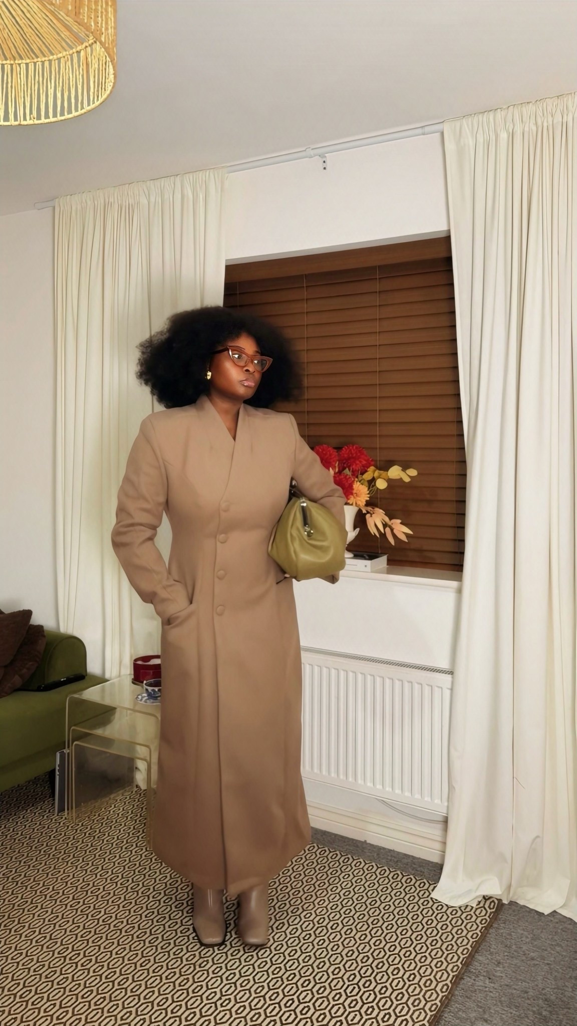 tailored hourglass coat, structured ankle boots, retro clasp clutch | clutch

#LTKwinter #LTKeurope