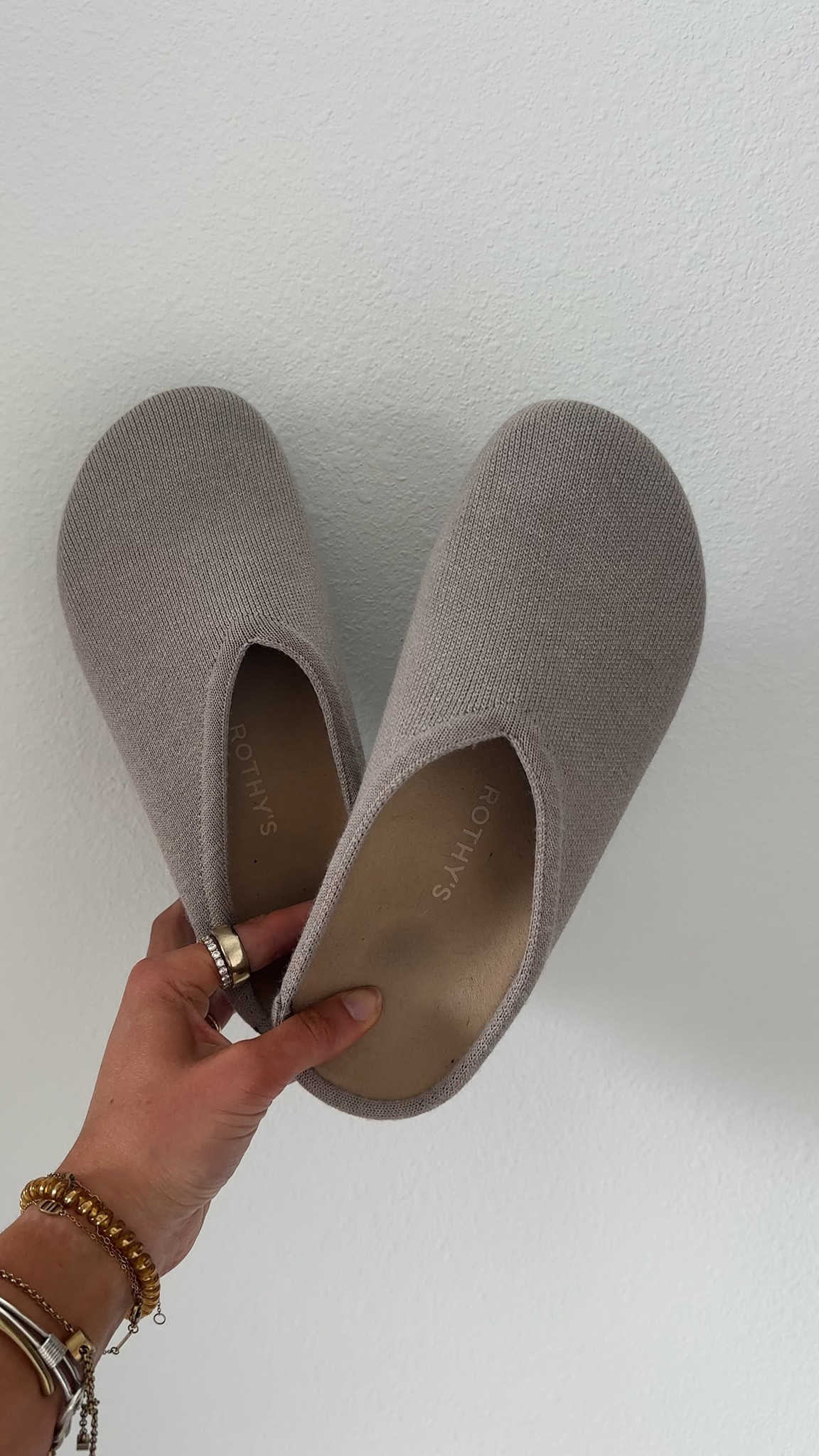 @rothys  size 8 the causal clog in dove. Featuring a premium merino wool upper, a contoured footbed and a roomy fit, The Casual Clog is easy, modern and extra comfy.

#LTKootd #LTKWorkwear #LTKSeasonal