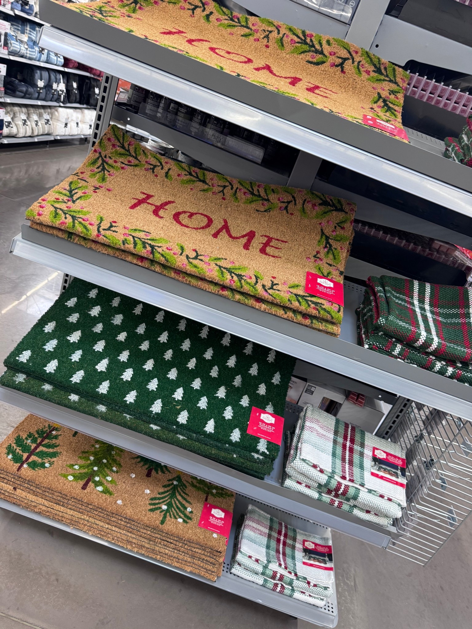 Christmas decor 🎄

#LTKSeasonal #LTKHome #LTKHoliday