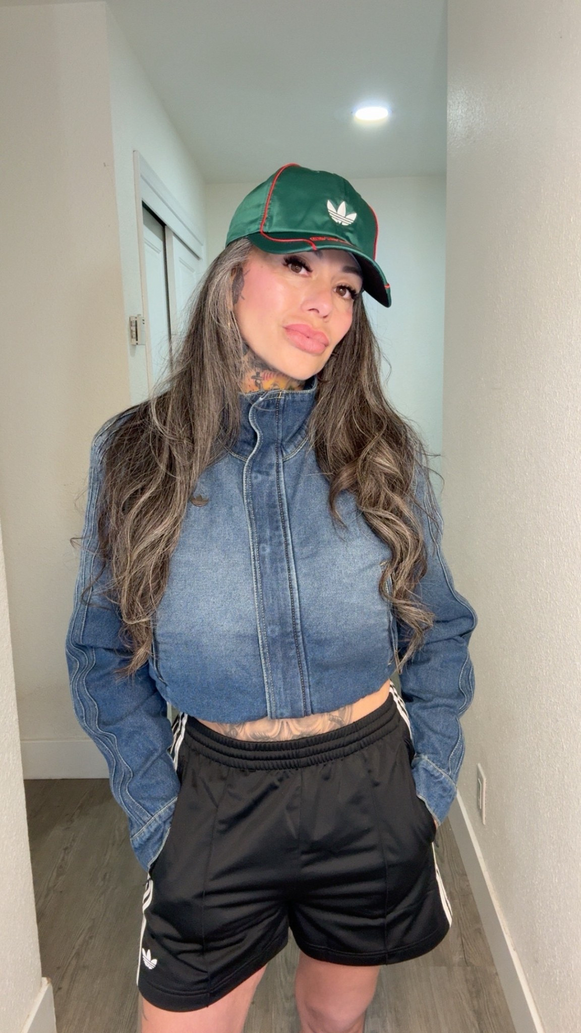 Firebird shorts, but make it elevated 😏
denim track jacket on top = street meets soft life
sporty… but she knows exactly what she’s doing 🖤

shop my look on LTK — link in bio

#silverfox #adidasstyle #firebirdshorts #trackchic #denimstreetstyle @adidas 