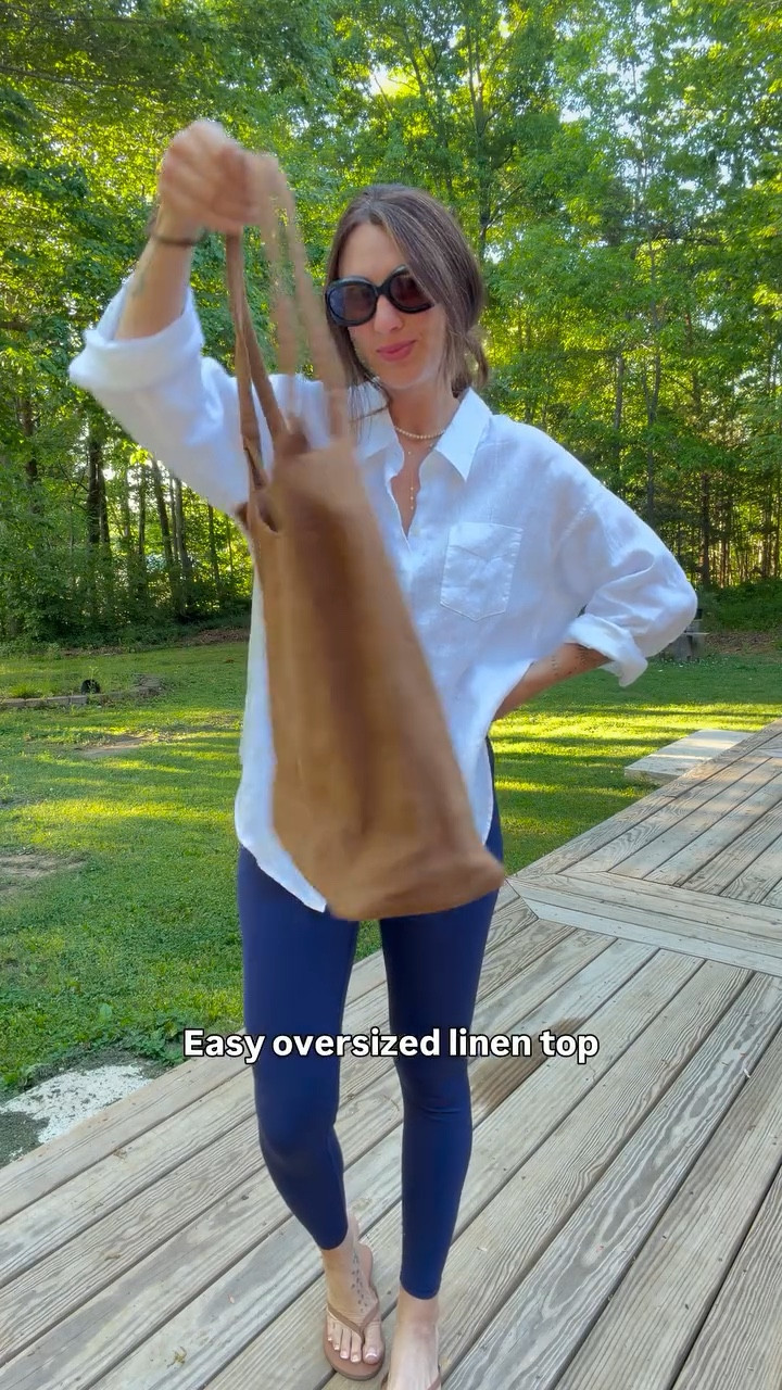 The girl who always wears jeans has chosen some leggings 😱 

These are two ways I would wear leggings. The linen top is so nice and can be styled so many ways for spring and summer. Also, if you haven’t got this sweatshirt yet, get it!! You will not be disappointed