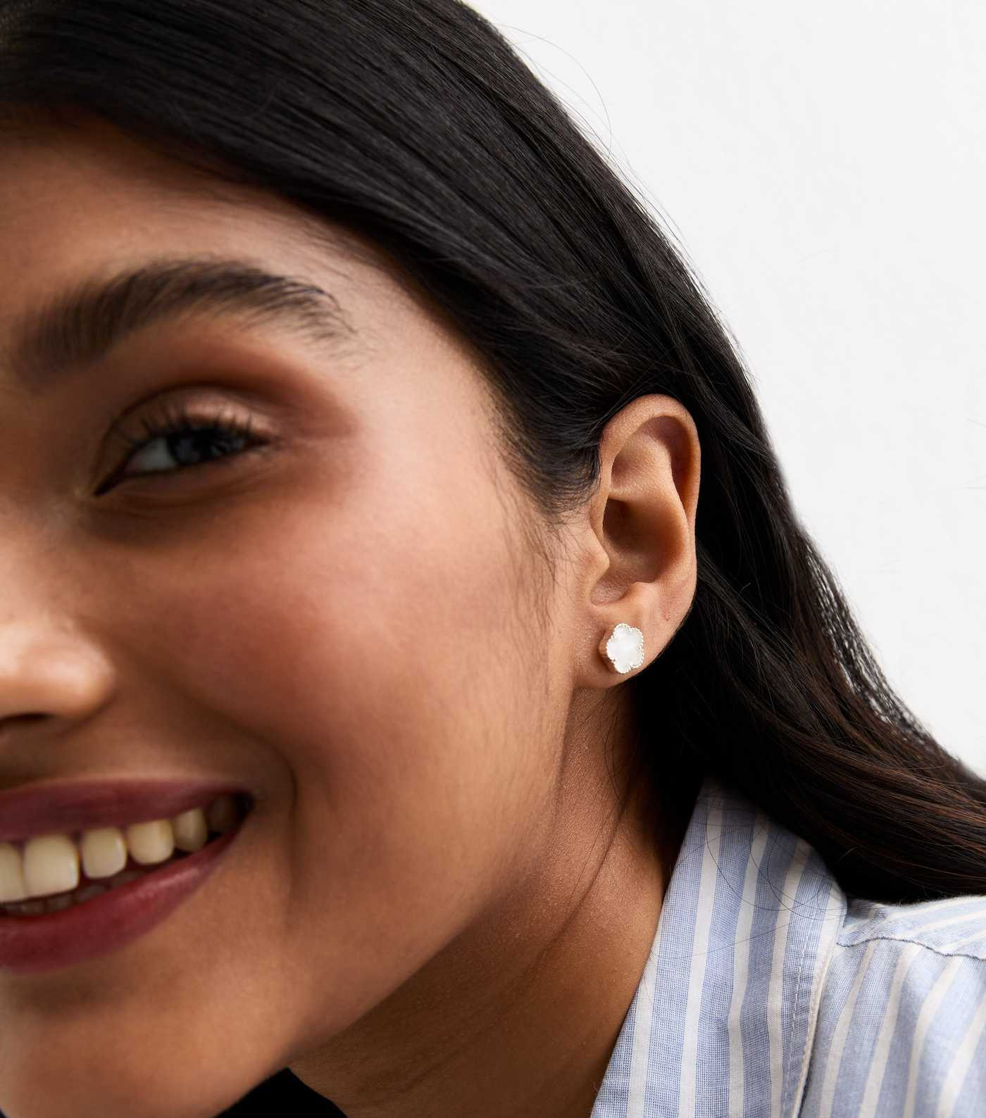 White Clover Stud Earrings | New Look | New Look (UK)