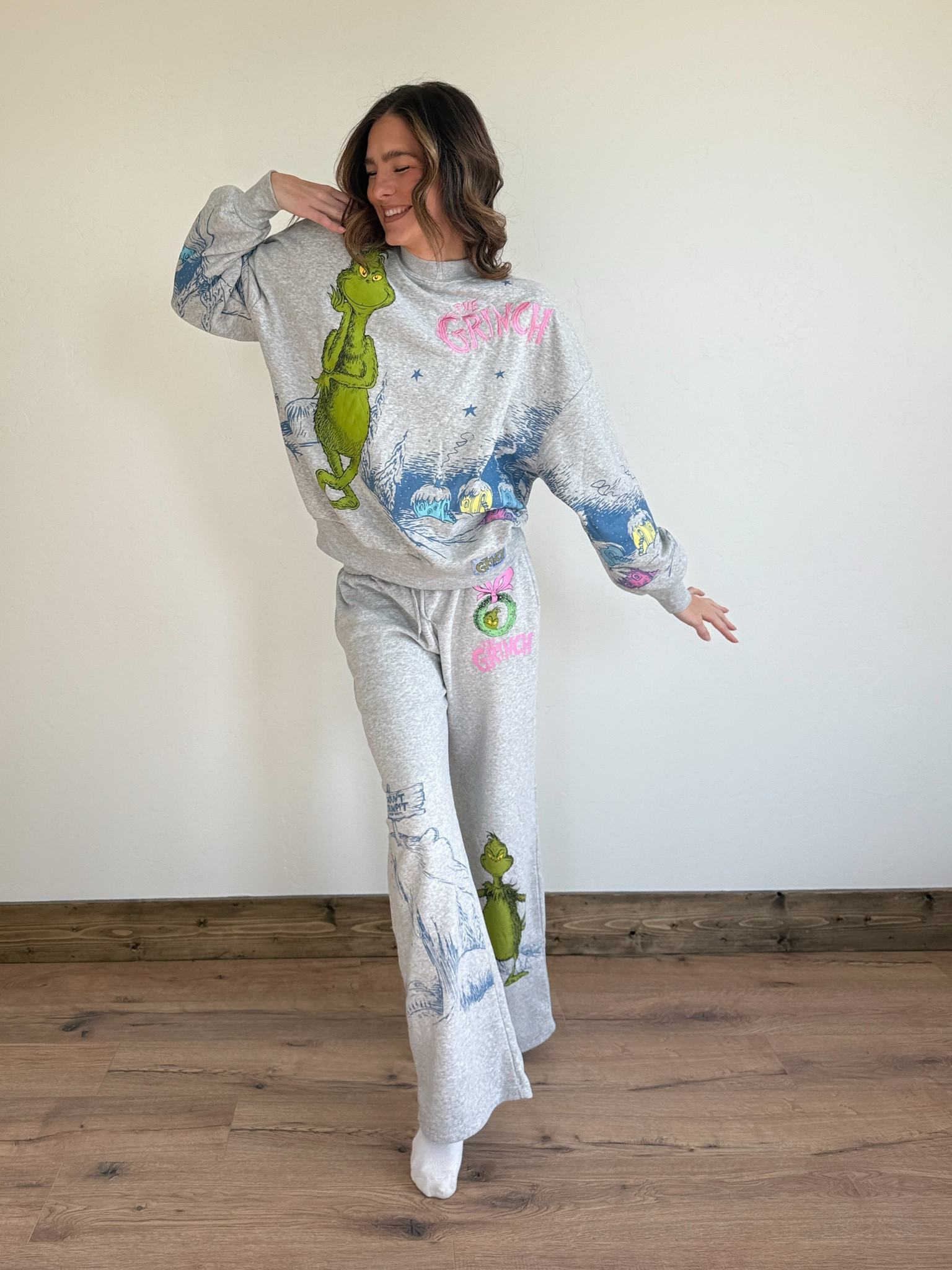 Grinch sweatset 😍😍 I am wearing a size large in the top and bottoms 