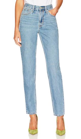 LEVI'S 80's Mom Jean in Blue. - size 25 (also in 26, 28, 29, 30, 31, 32) | Revolve Clothing (Global)