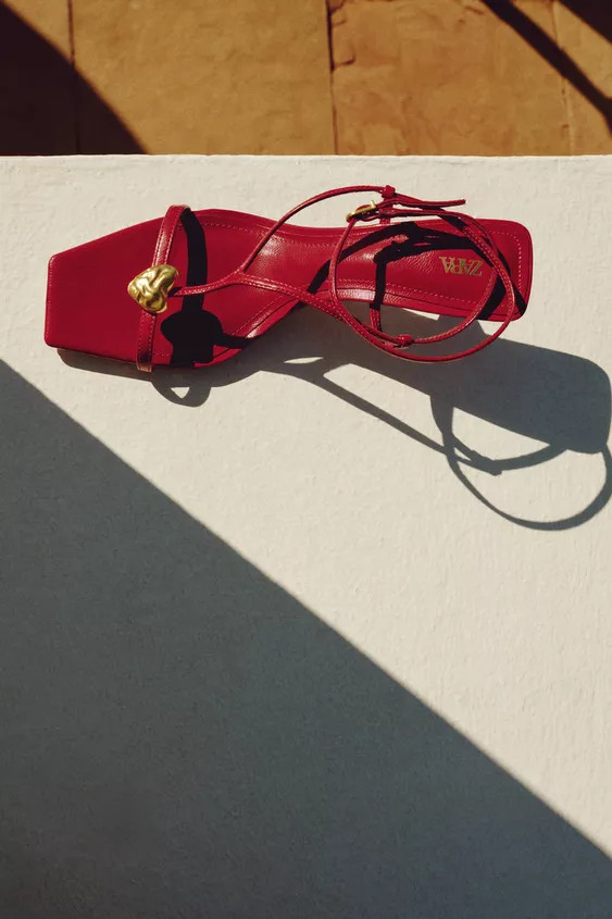 Heeled sandals. Straps on the front with metal appliqué detail. Ankle strap with buckle fastenin... | Zara UK