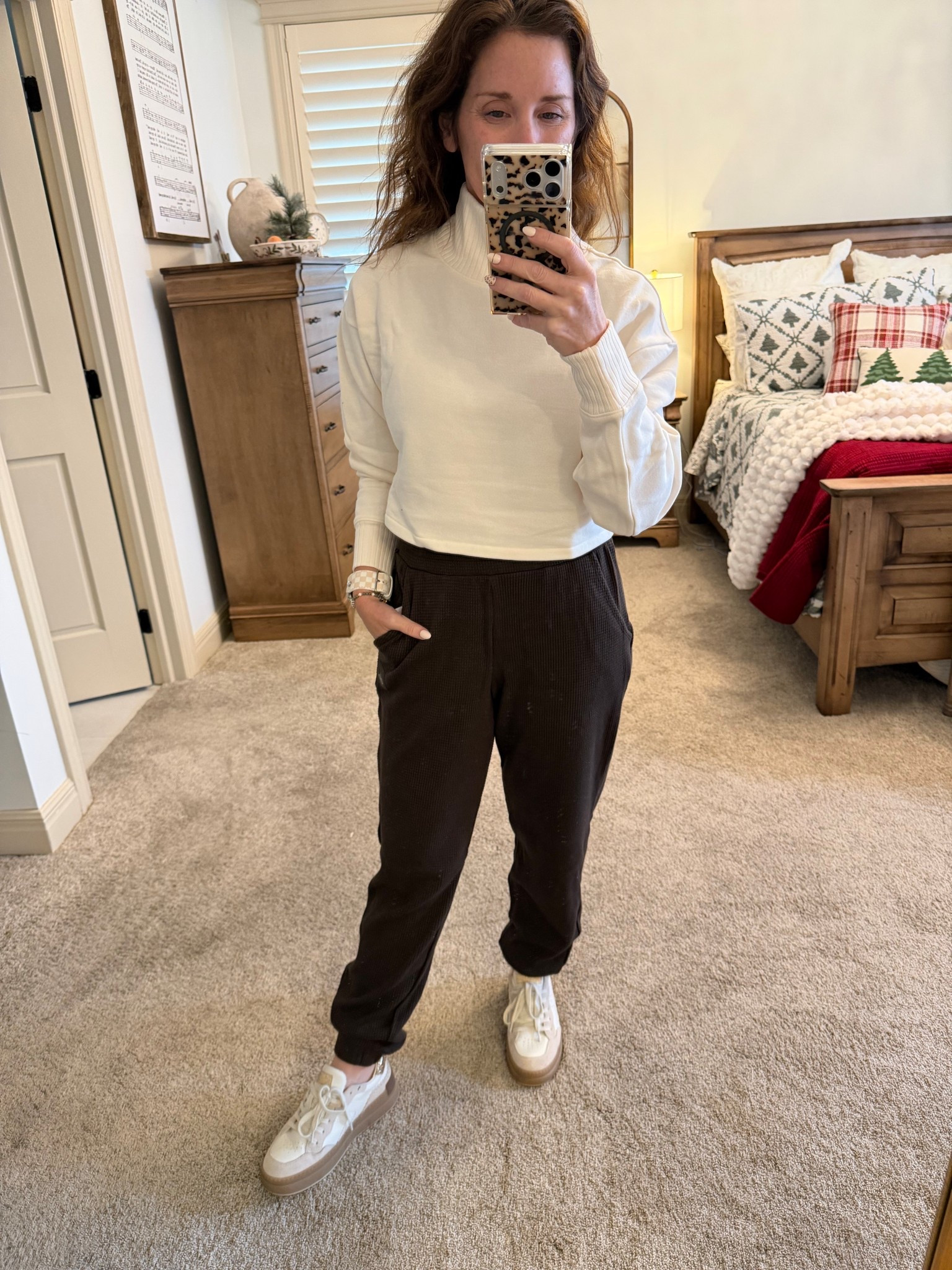 Winter white cropped mock and waffle jogger style Alo set @alo 

Paired with @Yellow Box tennis shoes 