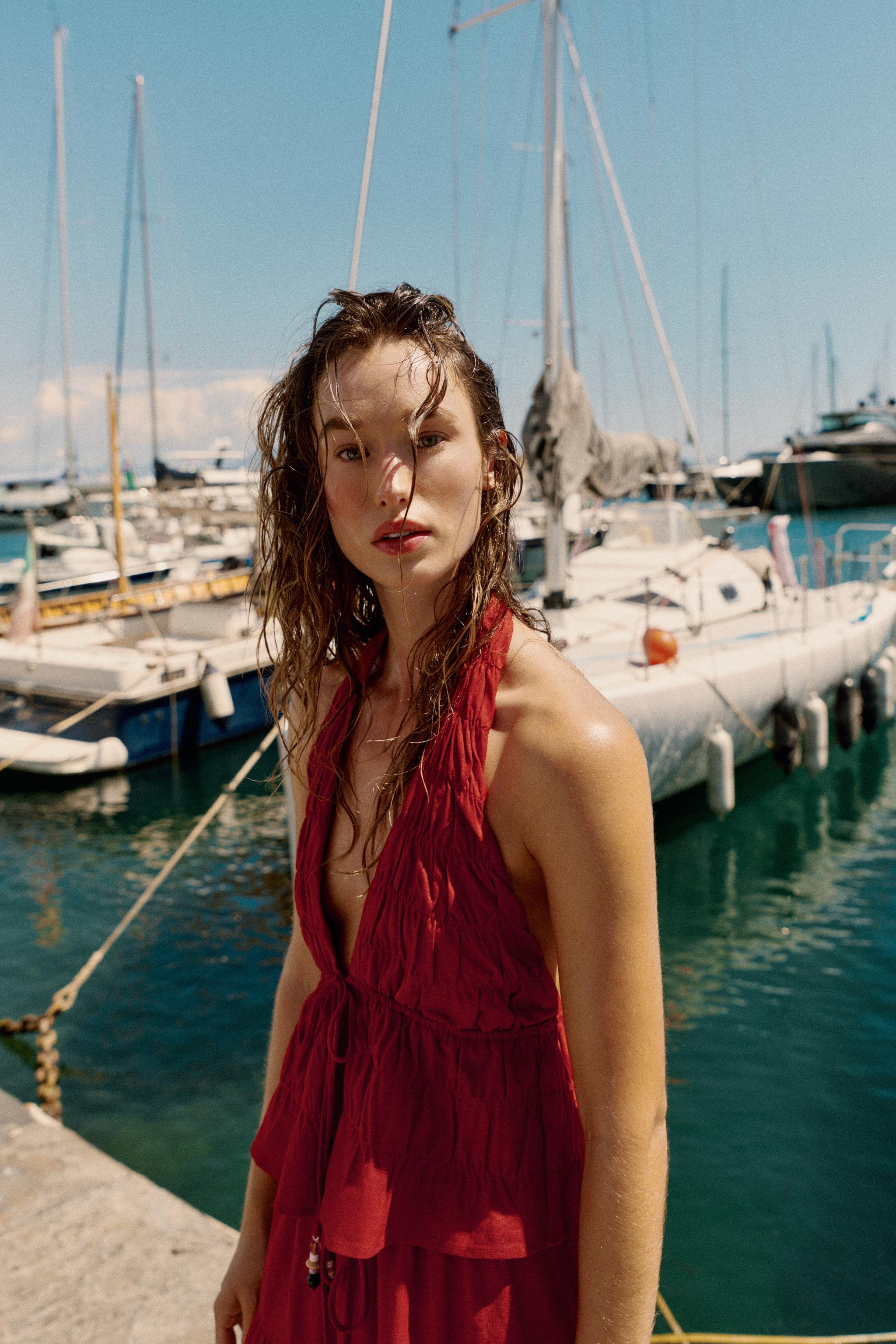 Model height: 170 cmCropped top with ruching made from linen. Halter neck, V-neckline, and open b... | Zara Canada