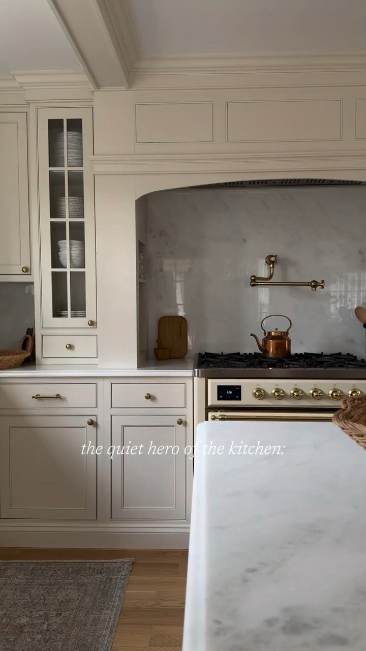 Unlacquered brass is the quiet hero of this kitchen. Not the first thing you notice, but the reason everything feels finished.

It threads through the space effortlessly from the faucet to the hardware,  to the smallest details, warming up functional zones without ever feeling overdone. It’s that layer that makes a kitchen feel lived-in, collected, and intentional—not just designed.

Comment SHOP and I’ll send every hardware source straight to your inbox! 

#classichomedecor #cottagekitchen #traditionalhome #traditionalkitchen #moderntraditional