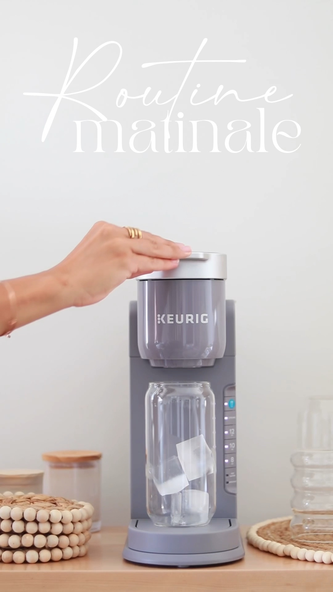 Chez Namasté & Coco Latté, on adore le café… avec parcimonie! La caféine ne fait plus partie de mon quotidien, mais elle demeure un bon carburant pour les jours où la vie va un peu plus vite (lire à deux semaines des vacances). 
↠
C’est d’ailleurs un peu à ça que ressemble ma routine bien-être avant trois semaines de repos: méditation, marche, Pilates, yoga et café glacé.
↠
Les cafés glacés sur le marché sont souvent remplis de sucres raffinés. Alors le faire à la maison est déjà une alternative plus saine. Méga coup de coeur pour la machine K-Iced de Keurig, qui fait du café glacé du bout du doigt! Elle est à 30 % de rabais dans le cadre du Prime Day. 

#LTKunder100 #LTKhome