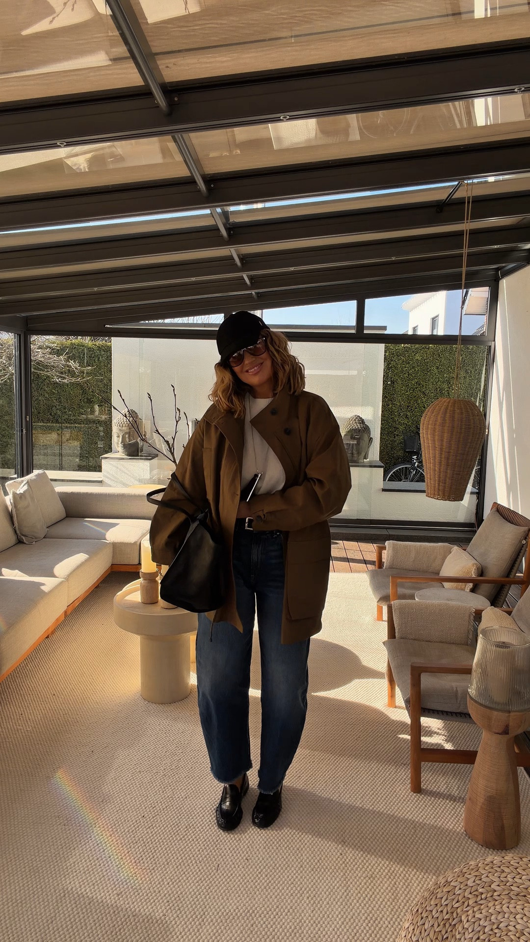 Meine Antwort auf „Was zieh ich heute an?“ ist ehrlich gesagt ganz oft genau so ein Look. 
Ich zerdenke Outfits manchmal total, aber heute hab ich einfach zu dem gegriffen, was sich immer gut anfühlt: Barrel Jeans, kurzärmeliges Stricktop, Loafer, große schwarze Tasche – fertig. Eigentlich wollte ich damit zum Augenarzt, aber die Autobahn war wegen einer Bombenentschärfung gesperrt und der Termin ist geplatzt. 
Also wurde aus dem geplanten Arztbesuch einfach ein ganz normaler Tag. 
Und genau dafür liebe ich solche Kombinationen – sie funktionieren immer, ohne großes überlegen, einfach anziehen und los. 

Was funktioniert bei dir immer ?