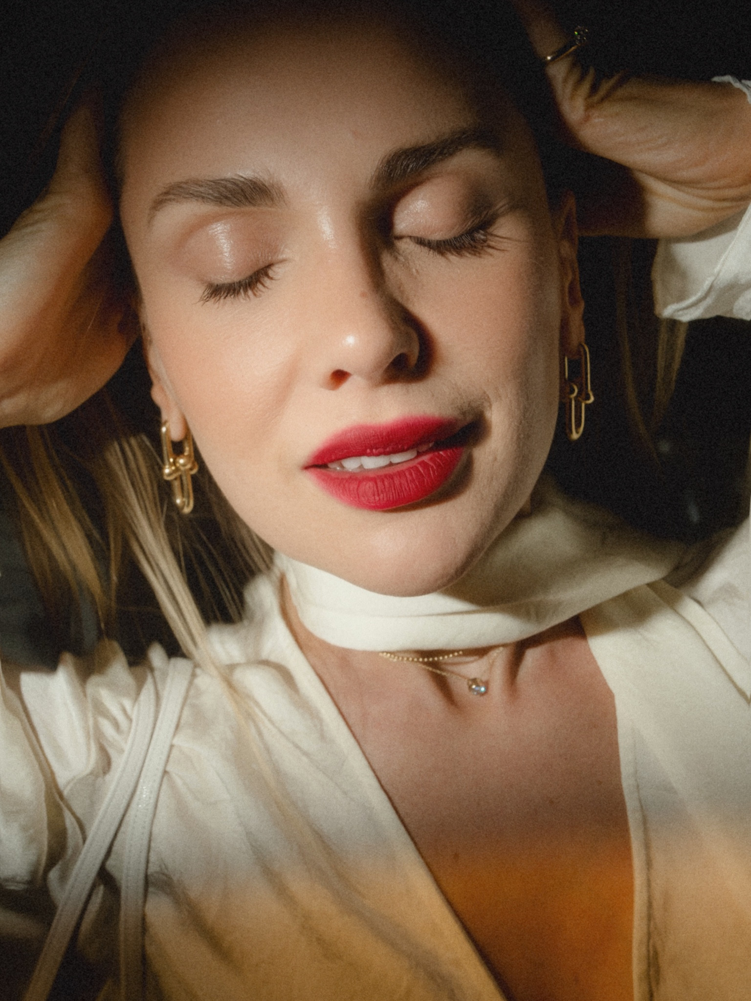 I have a theory about red lipstick: on me, it looks 10x better with white than it ever does with black. There’s something about a crisp white outfit and a red lip that makes everything feel instantly more chic, more intentional, more expensive.
What I wear absolutely influences my makeup choices, especially lipstick. The same shade can look completely different depending on the outfit, the fabric, even the mood of the look. 
I’m wearing @violette_fr Petal Bouche in Amour Fou