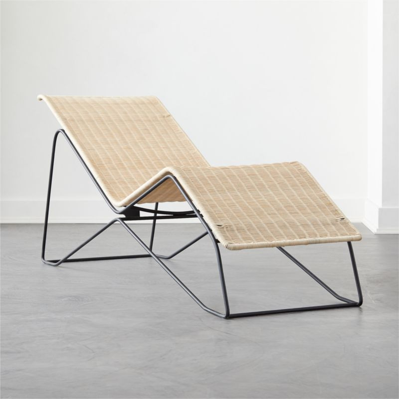 Camastro en Mimbre Wicker Modern Chaise Lounge | CB2 | CB2