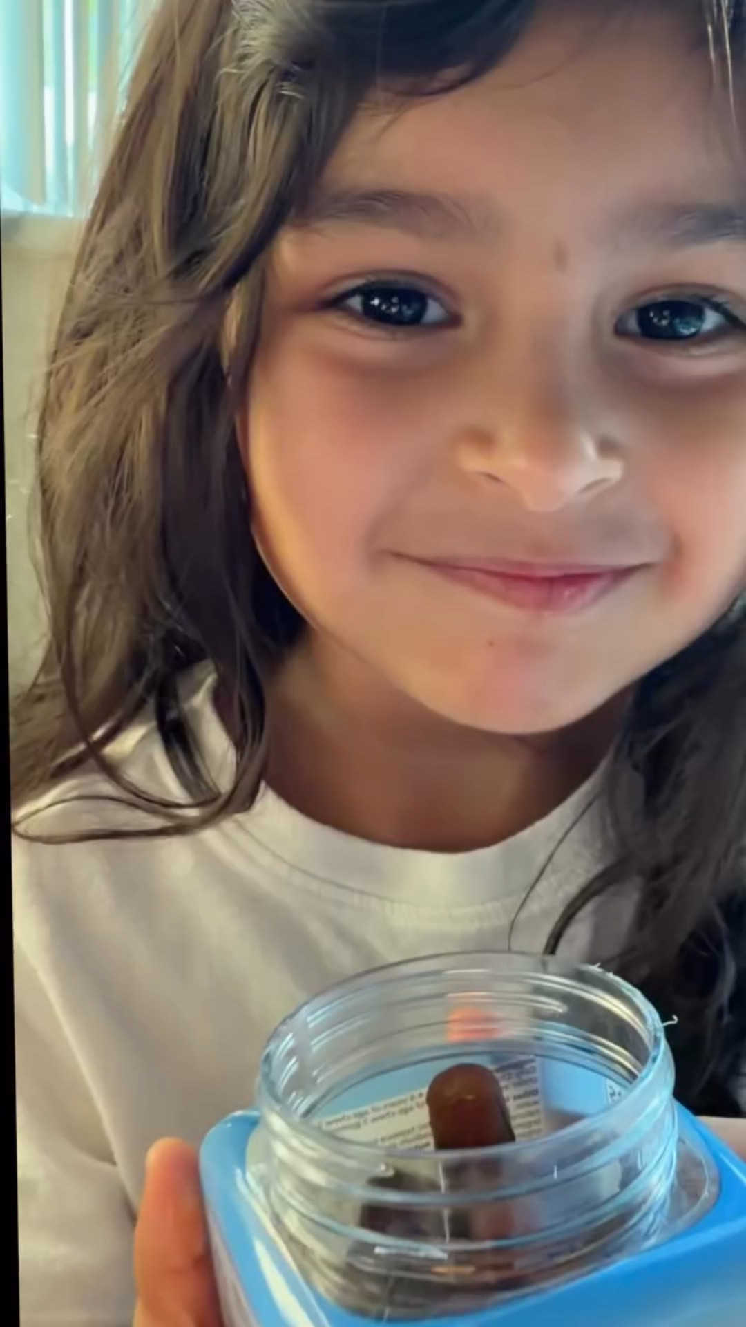 Probando las Kids Multivitamin Gummies with Probiotics de @gardenoflife con mi hija

Estas gomitas están formuladas para niños de 4 a 13 años y nos encantan porque:
Apoyan su salud inmunológica y digestiva gracias a la vitamina C, D3, zinc y probióticos.
Ayudan a complementar nutrientes importantes en etapa escolar.
Son vegetarianas, sin gelatina, sin gluten, sin OGM y hechas con pectina de frutas.
Para peques de 4 a 8 años la dosis es 2 gomitas al día (como mi hija 🫶
✨Siempre consulten con su pediatra antes de iniciar cualquier suplemento

#complimentary #gardenoflife
#getbacktothegarden