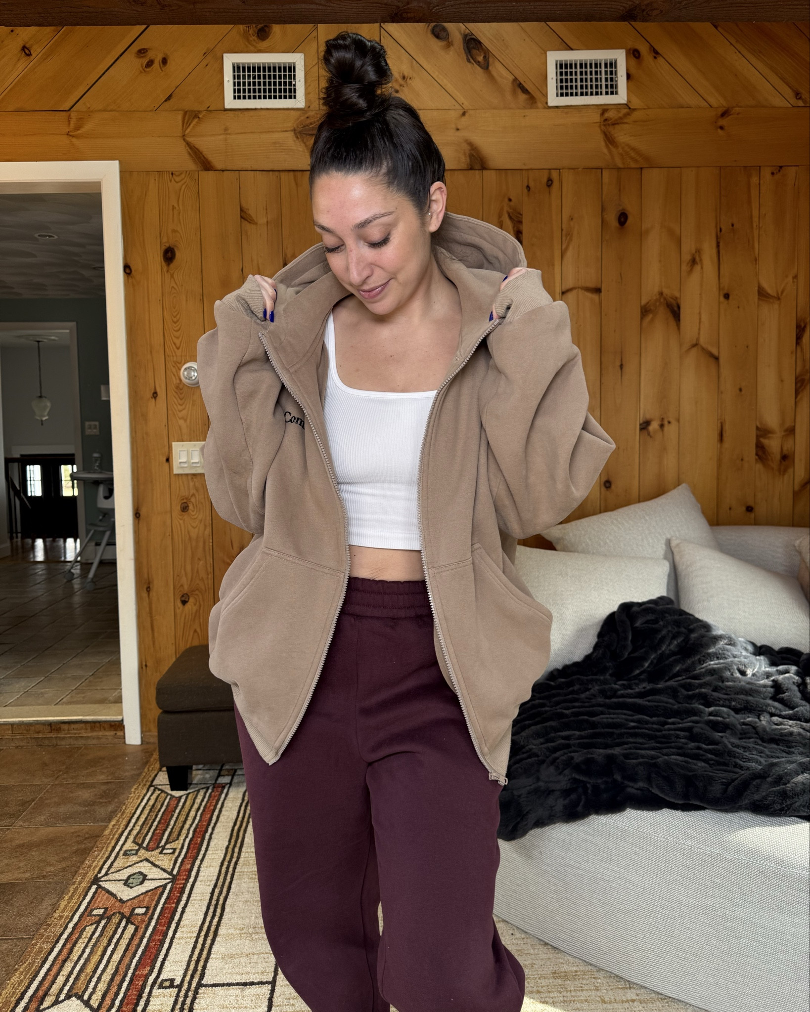 Love mixing and matching my comfrt sets!!! 

Wearing a small in zip, medium in pants. Size down ONE in zip up. Runs very oversized😍