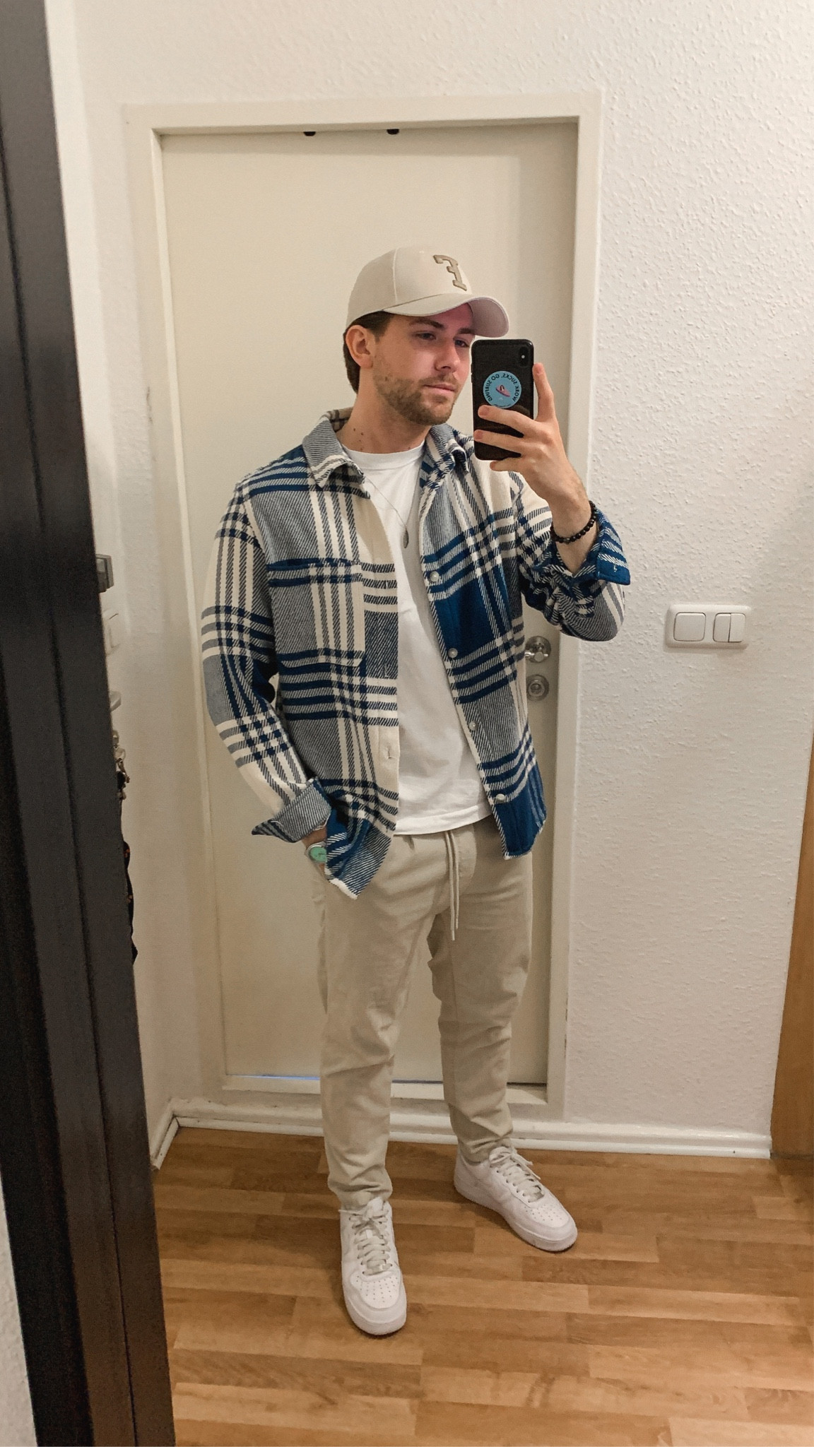 Cream + blue outfit combo 💙🤍
Combinatiok of a blue/cream flanell overshirt, cream cord pants, white tee, Airforce One‘s and a Dan Fox cap in cream 👌🏻

#LTKmens #LTKeurope #LTKstyletip