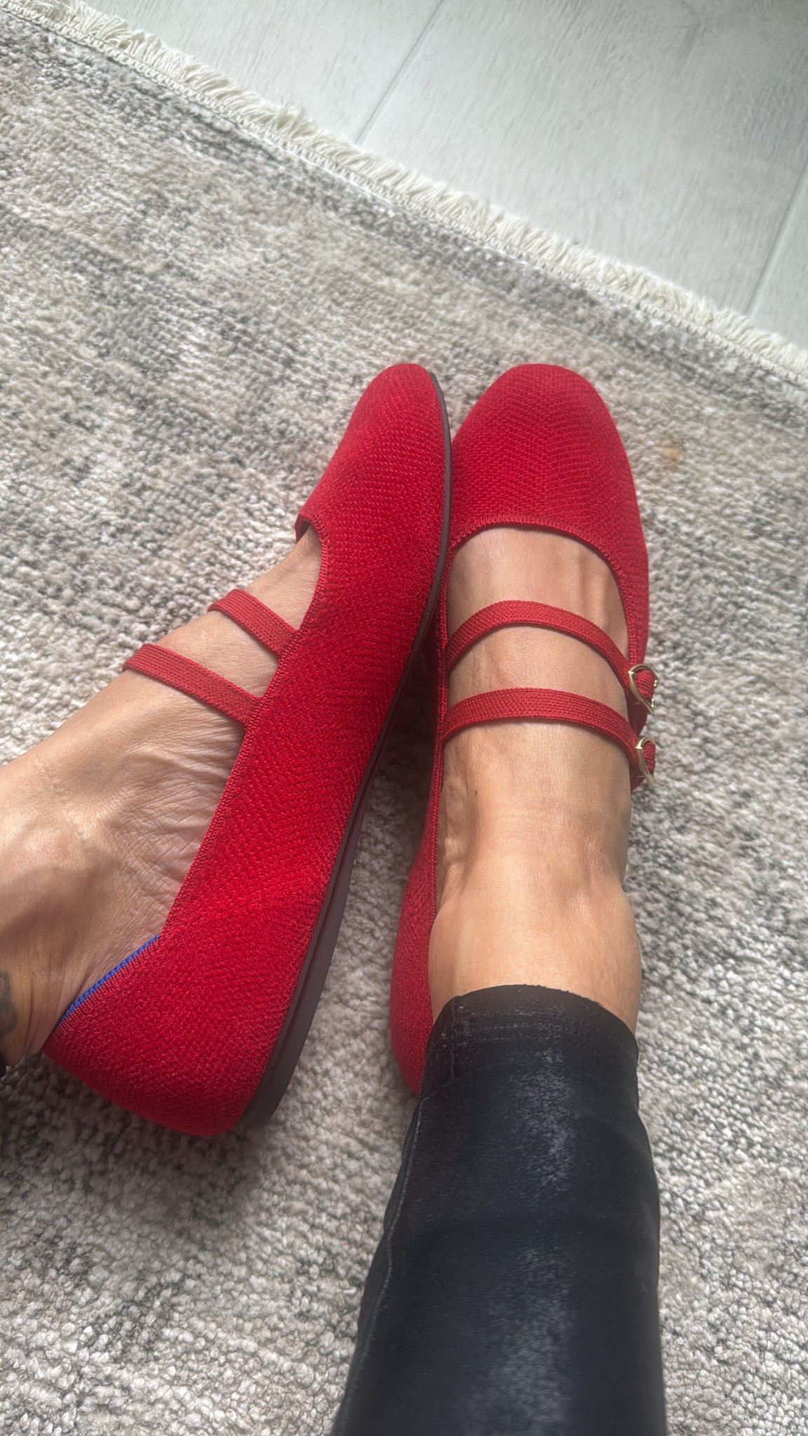 That pop of color you need this fall. ♥️ && so comfortable. 

#fallshoes #shoes #flats #rothys