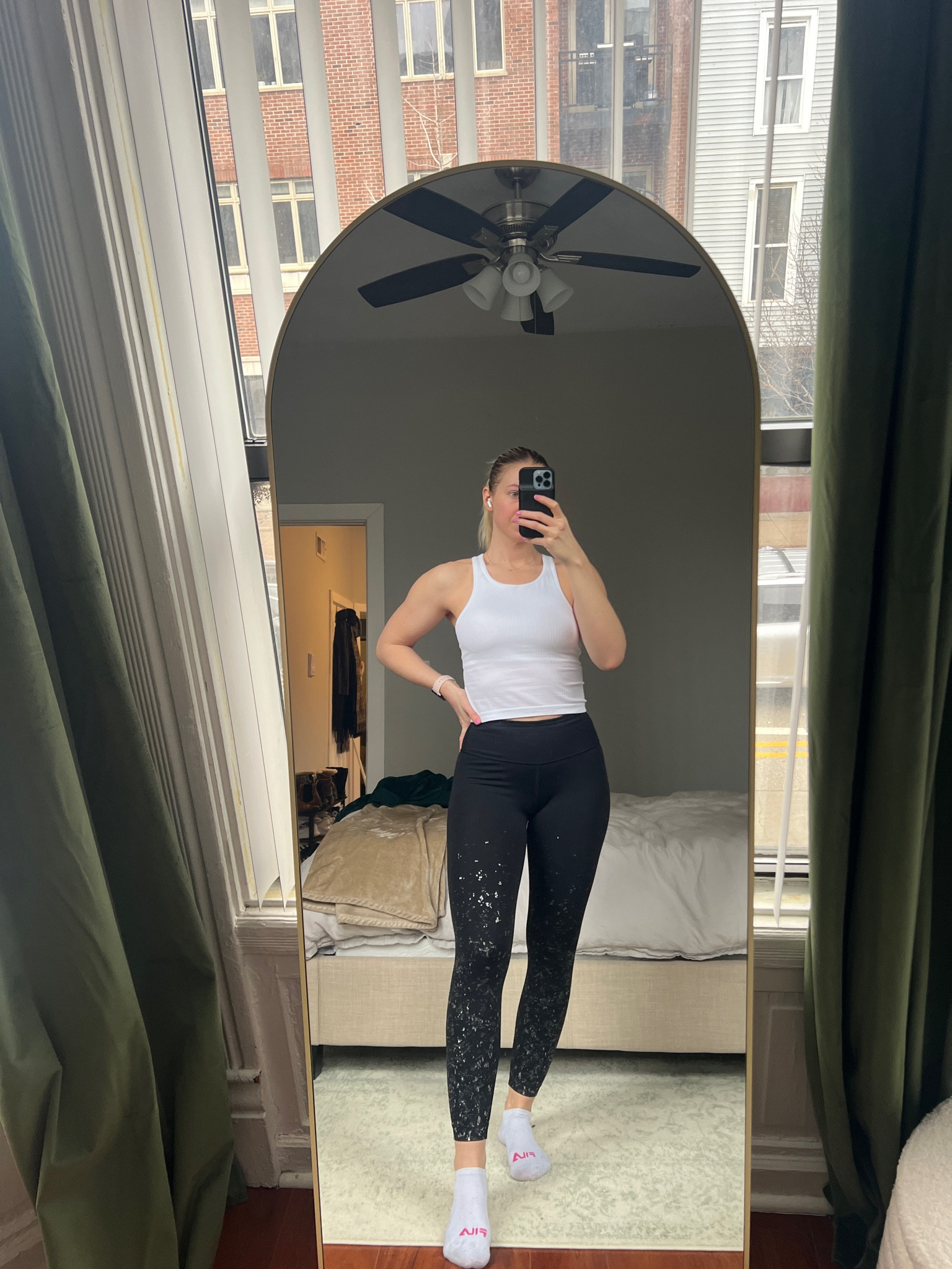 Gym fit of the day 🖤 wearing a size 6 in the top & size 4 in the leggings for reference! 

#LTKfitness #LTKstyletip