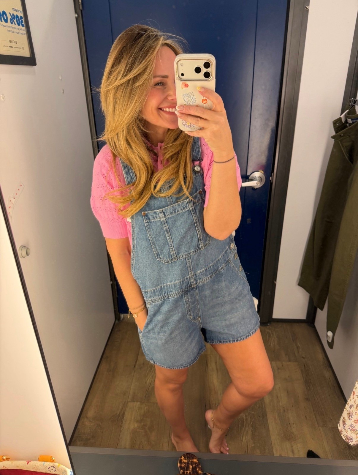 the outfit that makes getting dressed feel EASY 🙌🏼
this old navy overall romper is the throw-on-and-go piece I didn’t know I needed… paired with a pop of pink for that “effortless but cute” energy 💗
perfect for busy days, errands, or chasing kids but still feeling put together