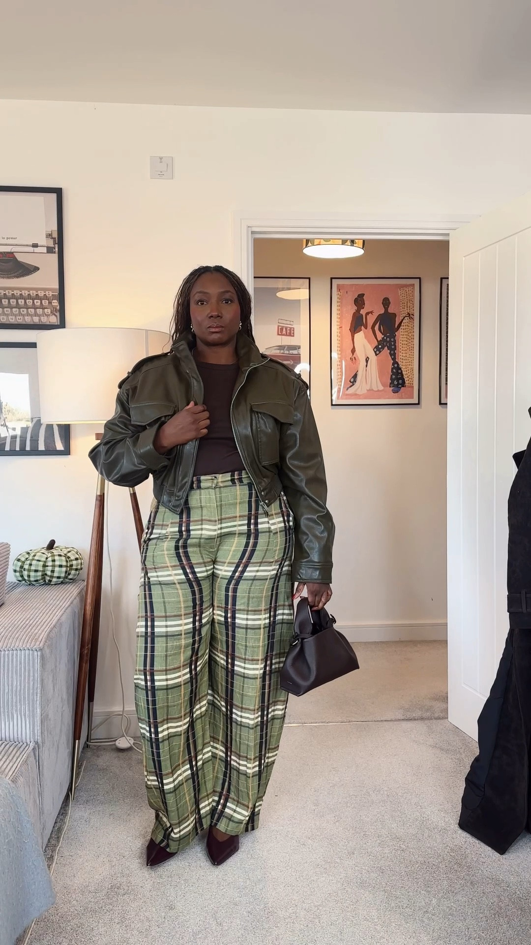 ✨ Serving festive plaid realness ✨
Loving this chic holiday look the structured leather jacket, rich chocolate top, and these standout plaid trousers are giving Christmas season glam with a side of confidence. Plus-size style is all about showing up boldly, embracing your curves, and dressing with joy, especially during the holidays. Wear what makes you feel powerful, polished, and present. 💚❤️

#PlusSizeFashion #HolidayStyle #CurvyAndConfident #ChristmasOutfitInspo #PlaidSeason #FullFigureFashion #StyleConfidence #PlusSizeStyle #FestiveFits #CurvesAreIn 🎄

#LTKplussize #LTKmidsize #LTKeurope