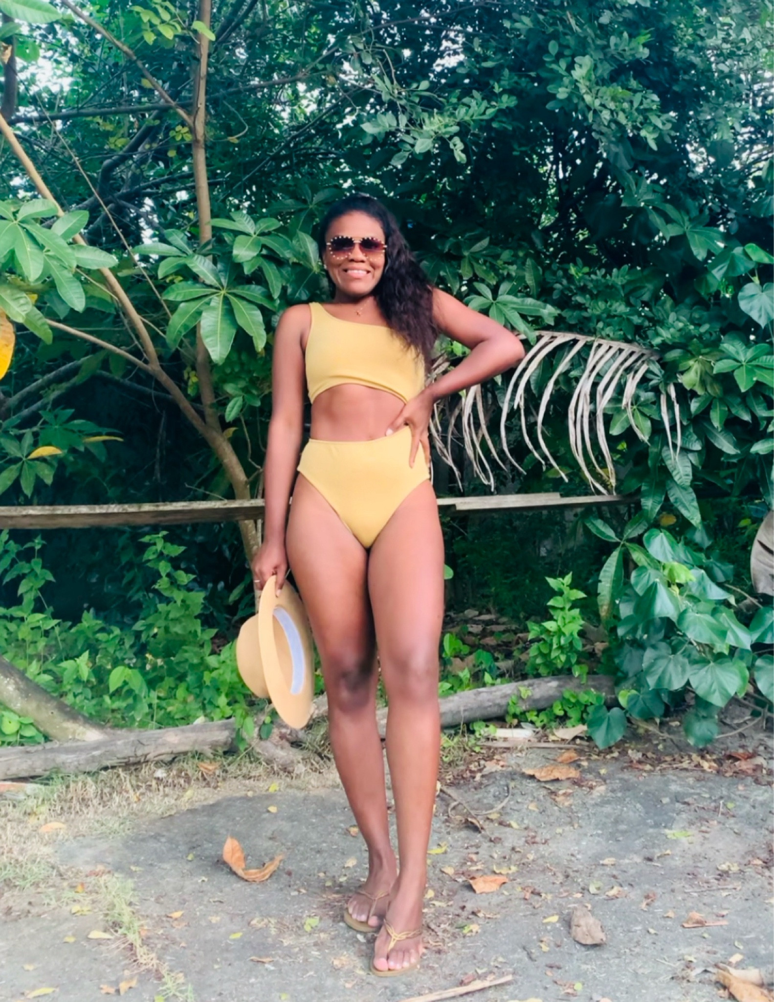  O tipo de maio que deixa o look praia mais “elegante”. 
