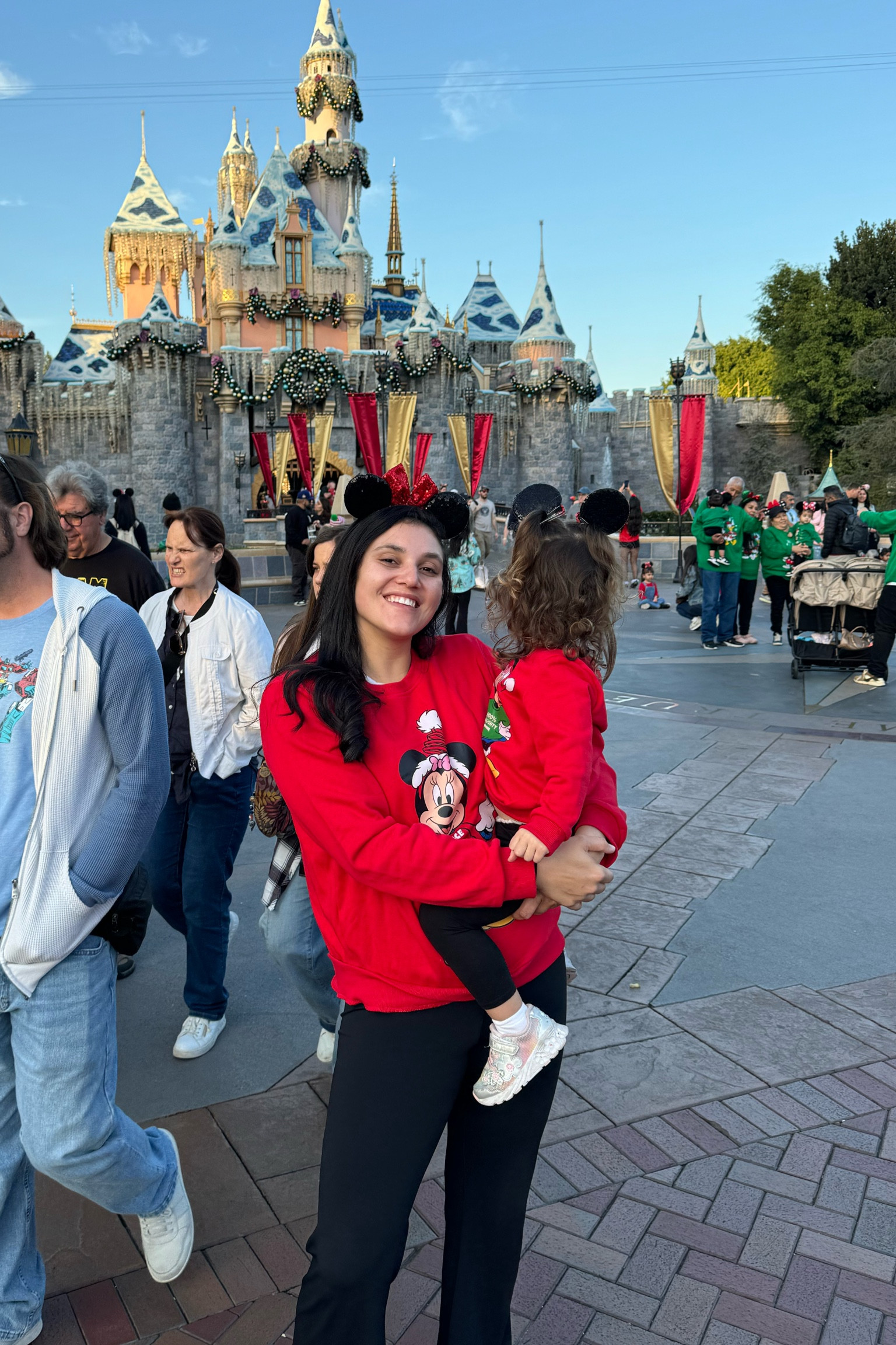 Disneyland holiday outfit inspo, toddler Disneyland outfit, family Disneyland outfit