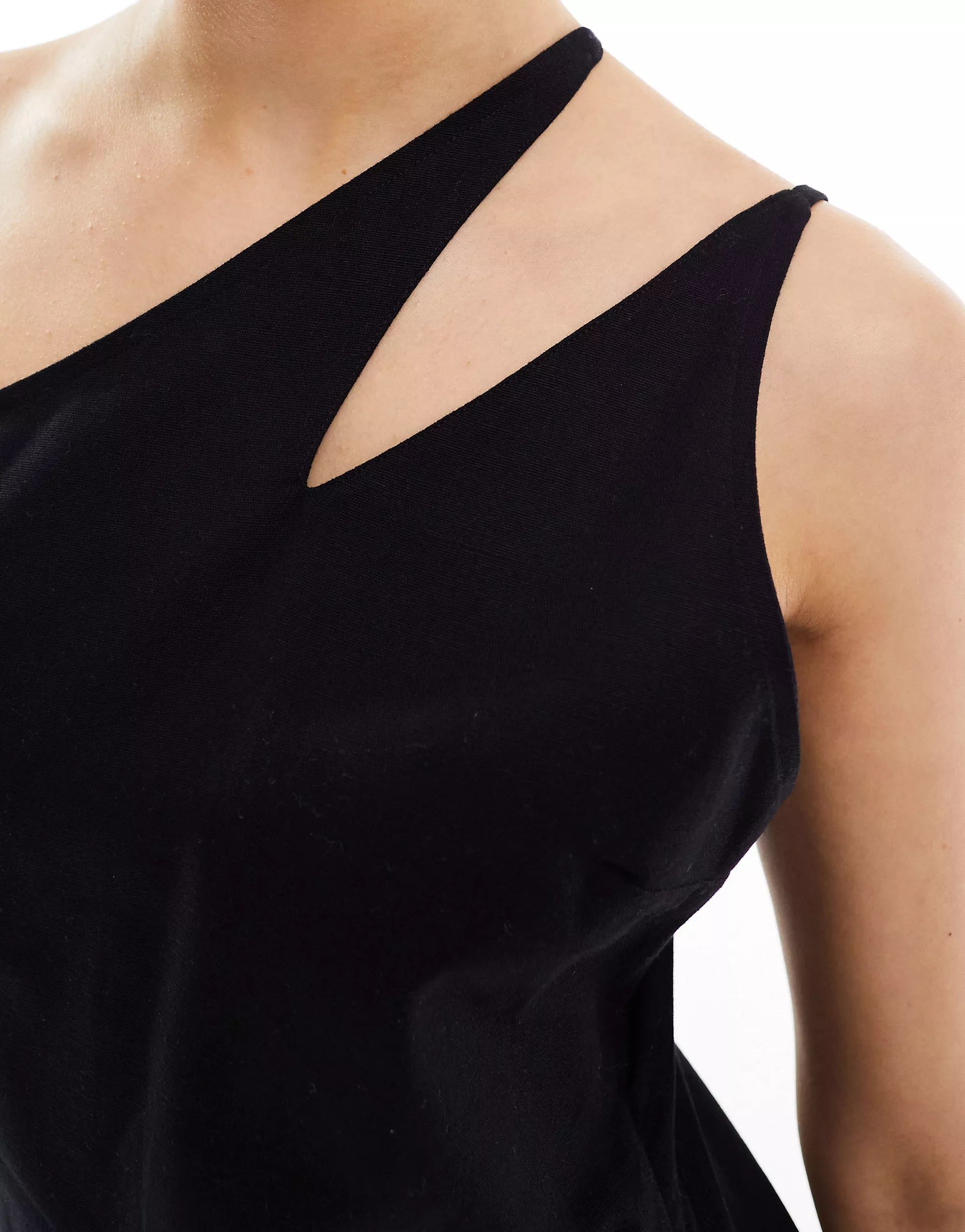 ASOS DESIGN - Robe d'été courte et asymétrique en lin avec bretelle fendue - Noir | ASOS (Global)