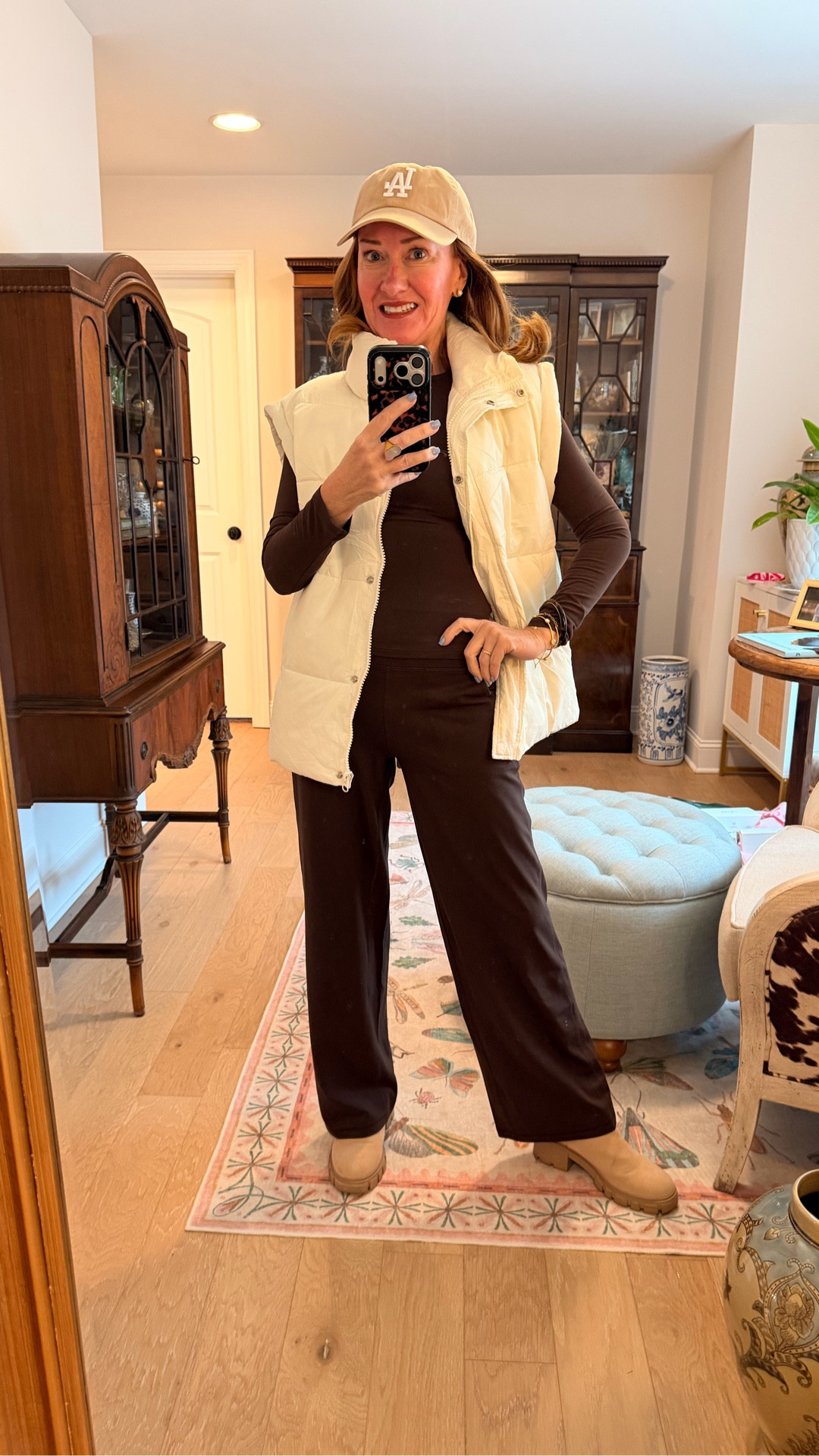 One of my favorite casual looks! Super comfy, super stylish and you can style it with boots or tennis shoes. The perfect transitional fit over the next couple of months.

Love you mean it! 💙🦋😘