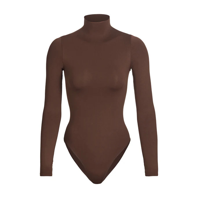 ESSENTIAL MOCK NECK LONG SLEEVE BODYSUIT | TIGERS EYE | SKIMS (US)