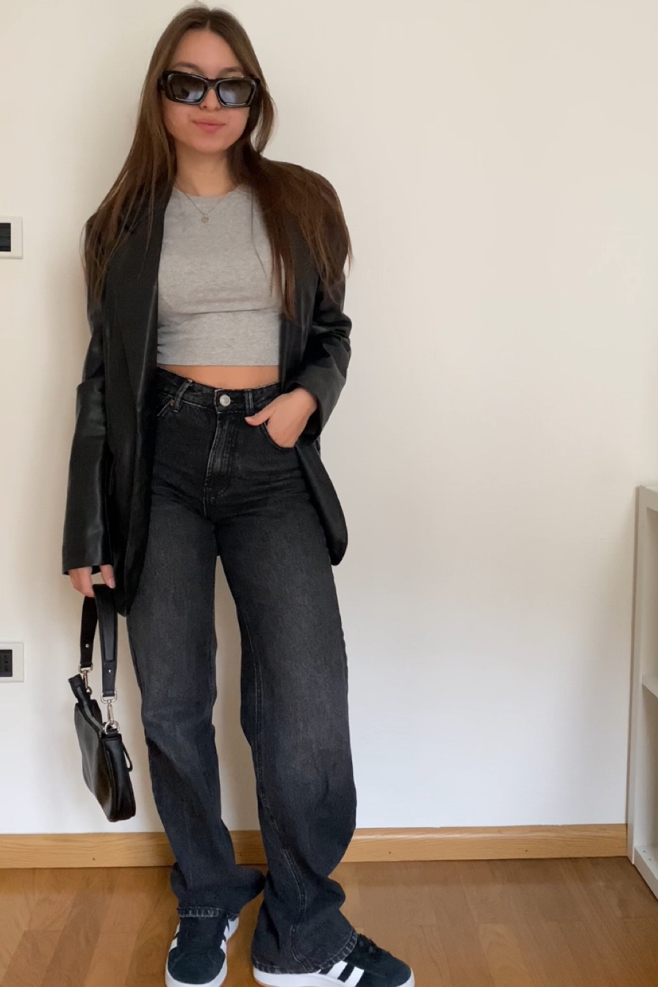 In today’s look I’m wearing these vintage black jeans from Stradivarius, this super cute gray crop top and this leather Blazer couldn’t miss! 


#LTKspring #LTKitalia #LTKstyletip