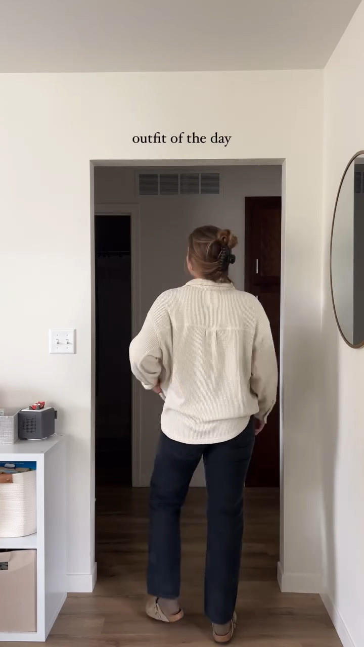 another simple ootd 🫶🏻 

thrifted these Agolde jeans & they’re so cute!! all the links to these products or similar will be linked in my LTK in my bio 🔗 

#fashion #fallfashion #ootd #momoutfit #outfits