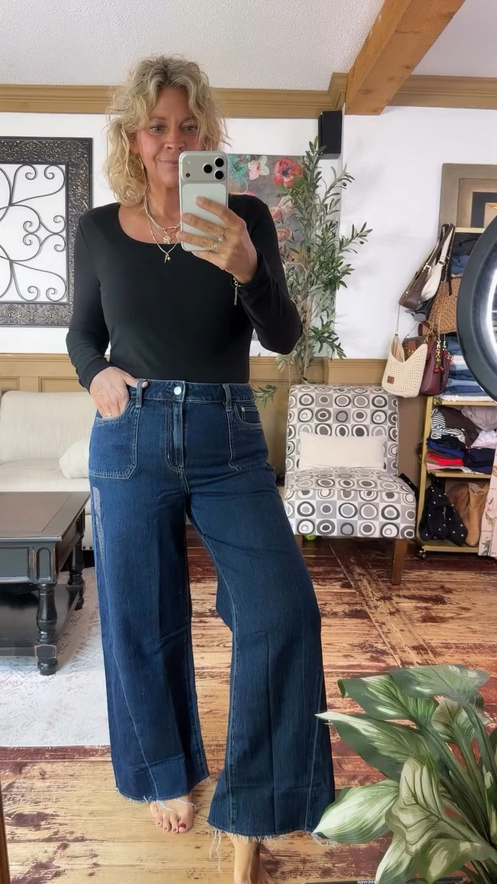 Size 10 wide leg jeans

#LTKootd #LTKOver40 #LTKMidsize