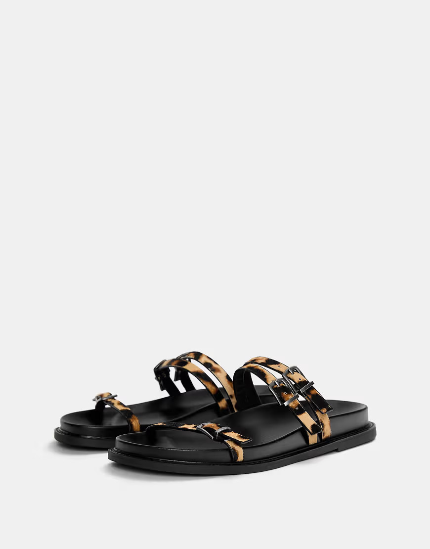 Pull&Bear - Platte leren instapsandalen met luipaardprint-Veelkleurig | ASOS (Global)