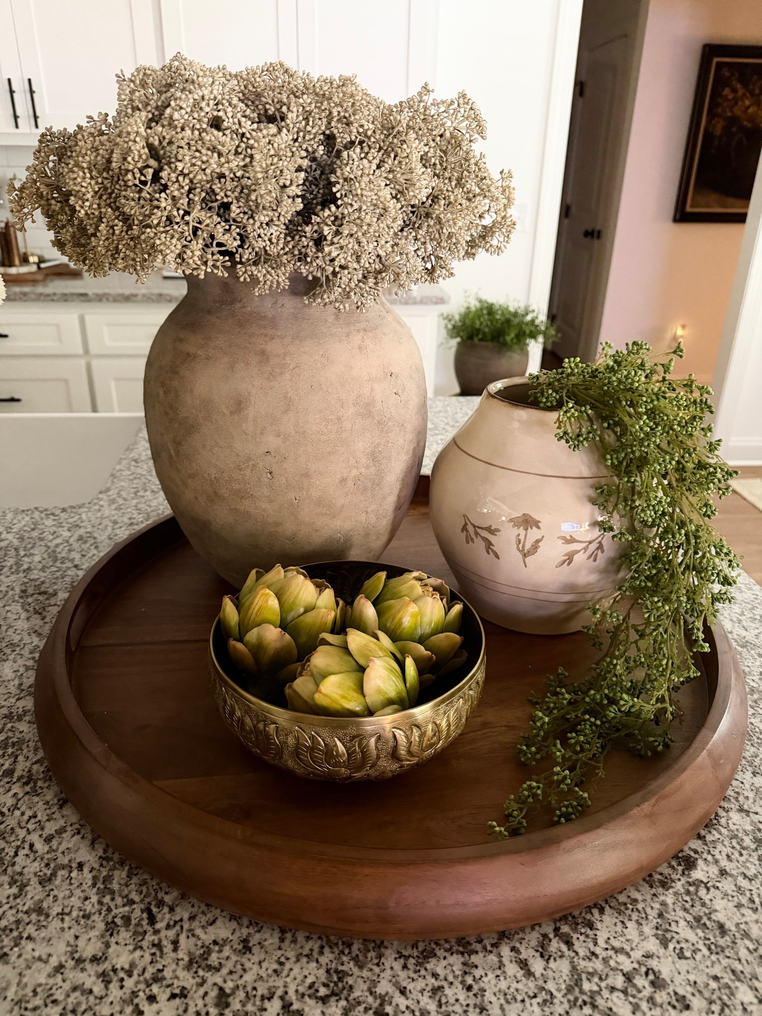 I’m really loving these neutral stems right now! 

I added another vase with some draping greenery and a pretty gold bowl filled with artichokes, and it all came together so effortlessly. It feels simple but still has that layered, cozy look I always go for. 🤎