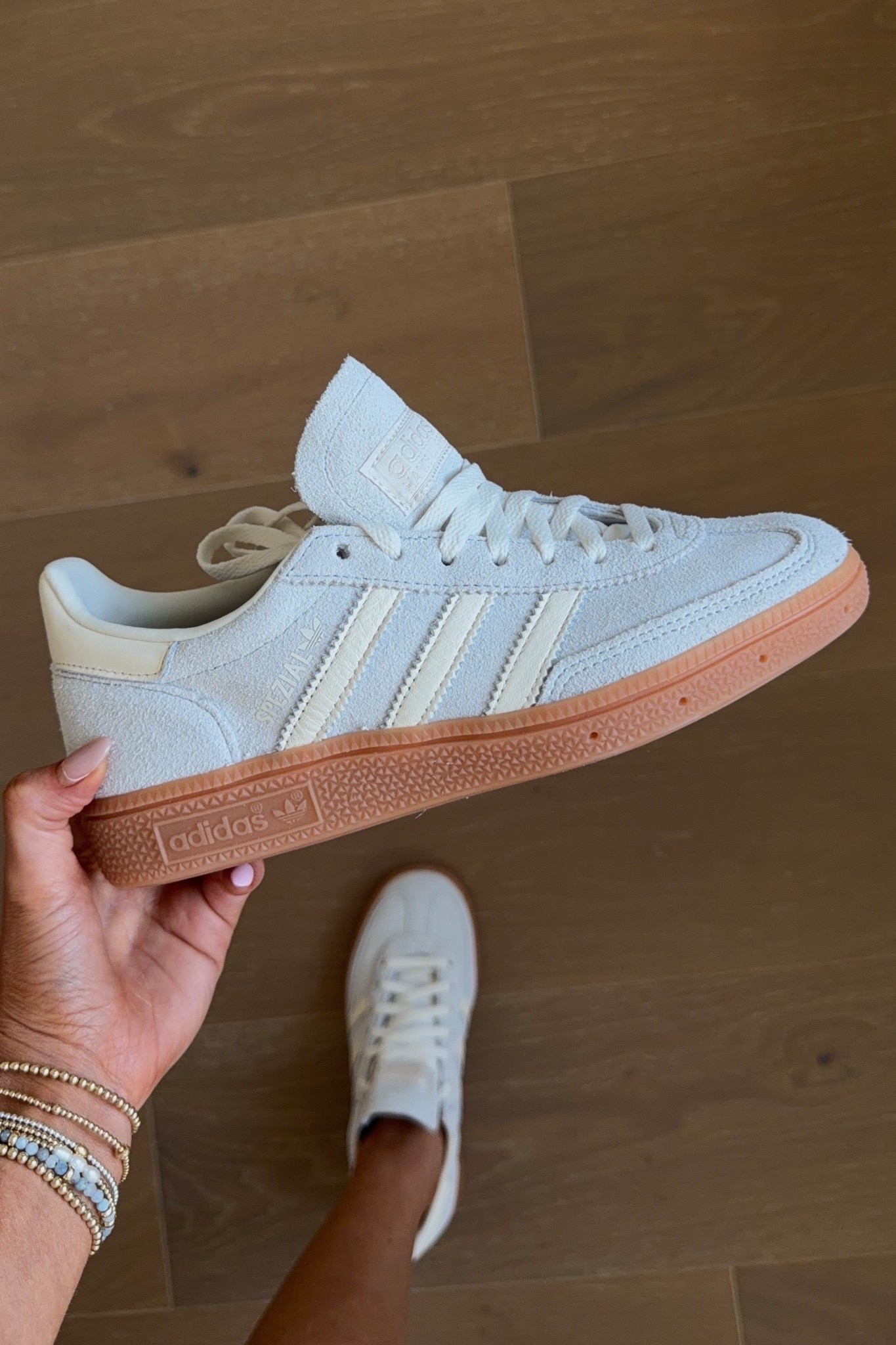 loveeee this color sneaker 🥰



#LTKootd #LTKSeasonal