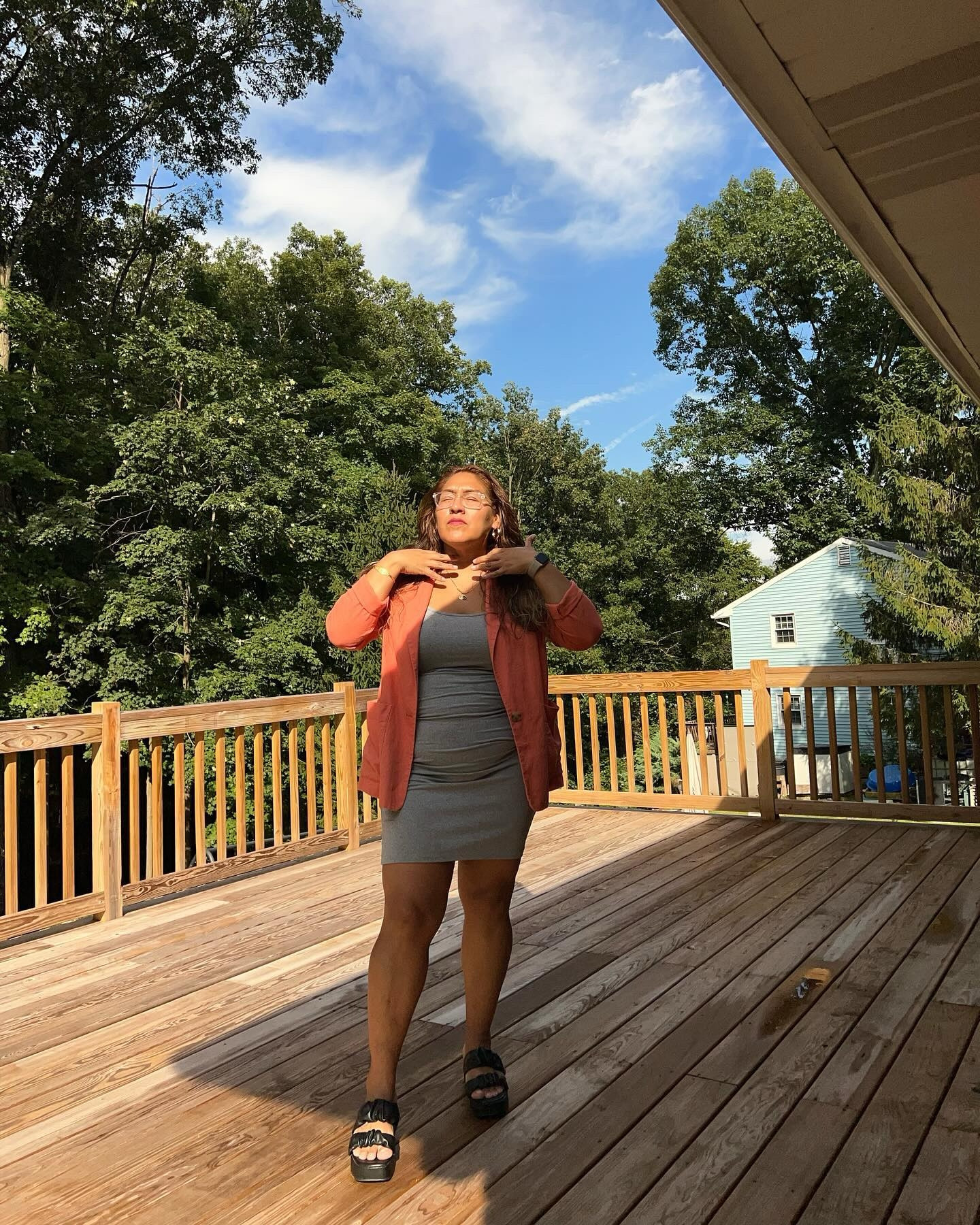 “Keep your face always toward the sunshine, and shadows will fall behind you.”

#marcesview #explorepage #ootd #sunshine #vitamind #shopltk #ltkmidsize

#LTKMidsize #LTKWorkwear #LTKStyleTip