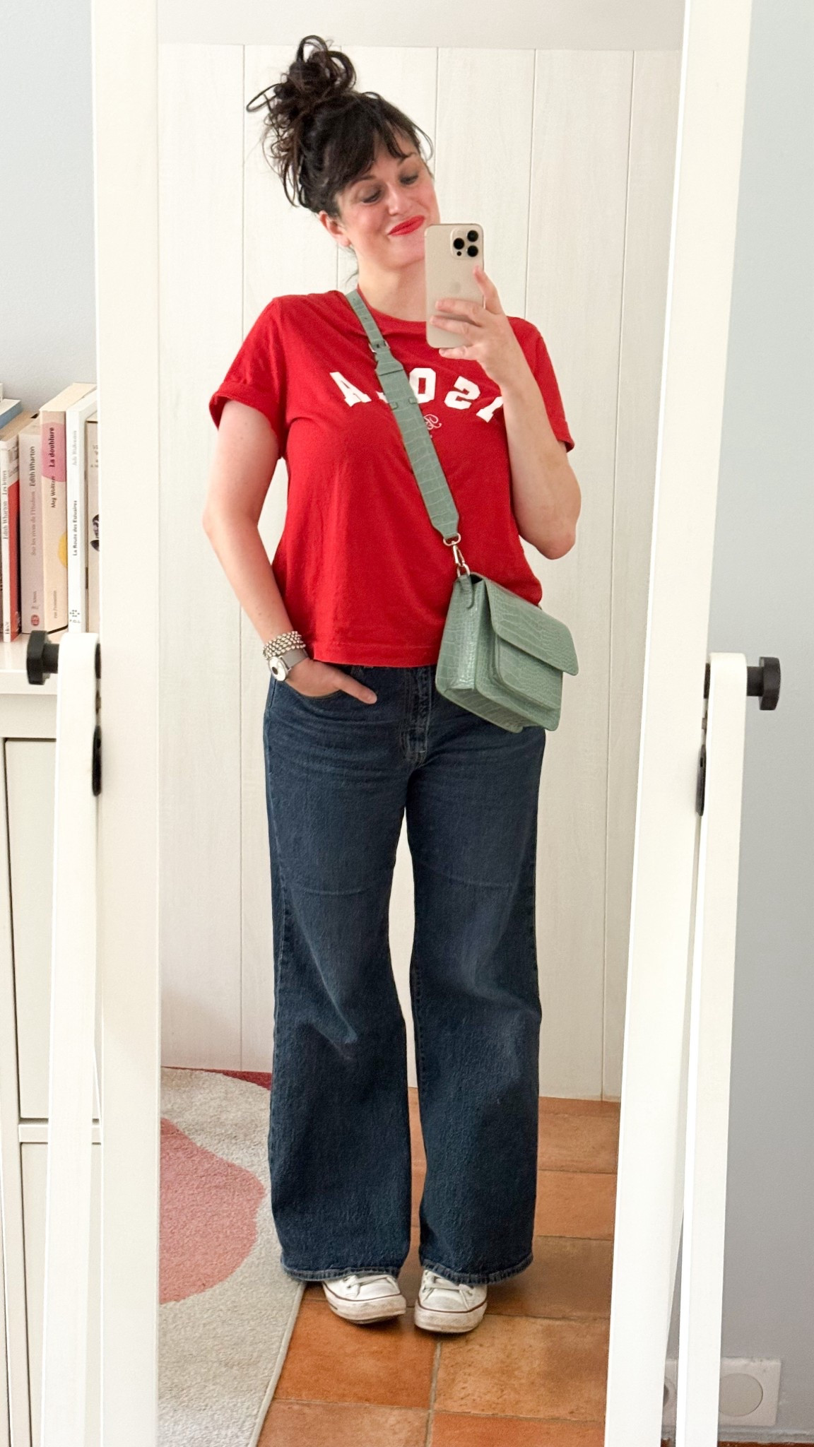 • T-shirt rouge « Isola » #hm (en lien)
• Jean flare #levis (en lien)
• Sac à main vert pâle #hvisk (similaire, en lien)
• #converse en cuir blanc (en lien)
• Rouge à lèvres mat #revlon (en lien)
• Baume à lèvres rouge #labello (en lien)

#LTKmidsize #LTKsummer #LTKfrance