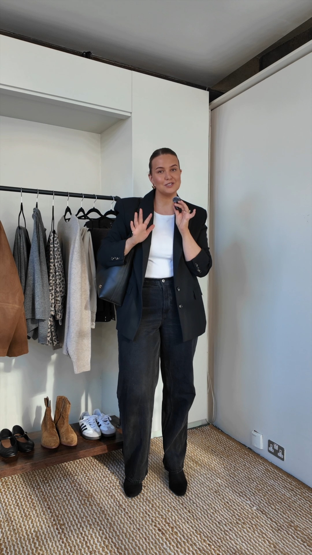 Copying Molly Mae's simple outfit formula on a size UK 18:

Amazon white dressing robe [XL]
Abercrombie curve love wide loose jean [W33L]
White vest
Black blazer
Gold amazon teardrop earrings
Free people black boots
Black coach bag
 

 #LTKspring #LTKmidsize #LTKplussize