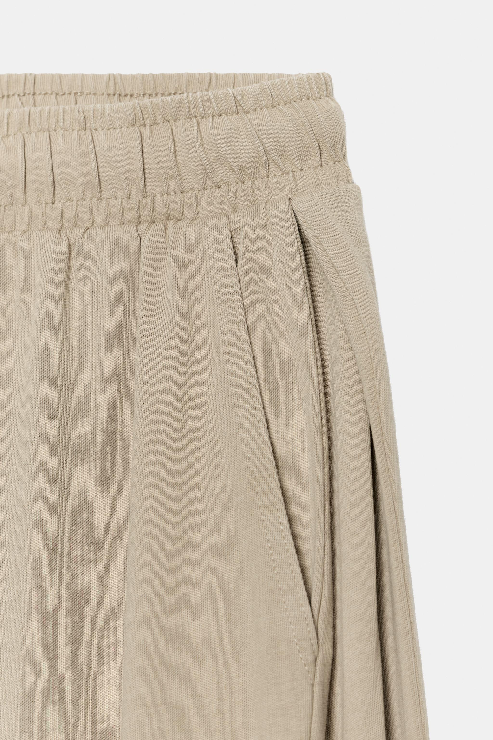 Model height: 178 cmTrousers crafted from cotton yarn. Mid-waist with an adjustable elasticated w... | Zara DE