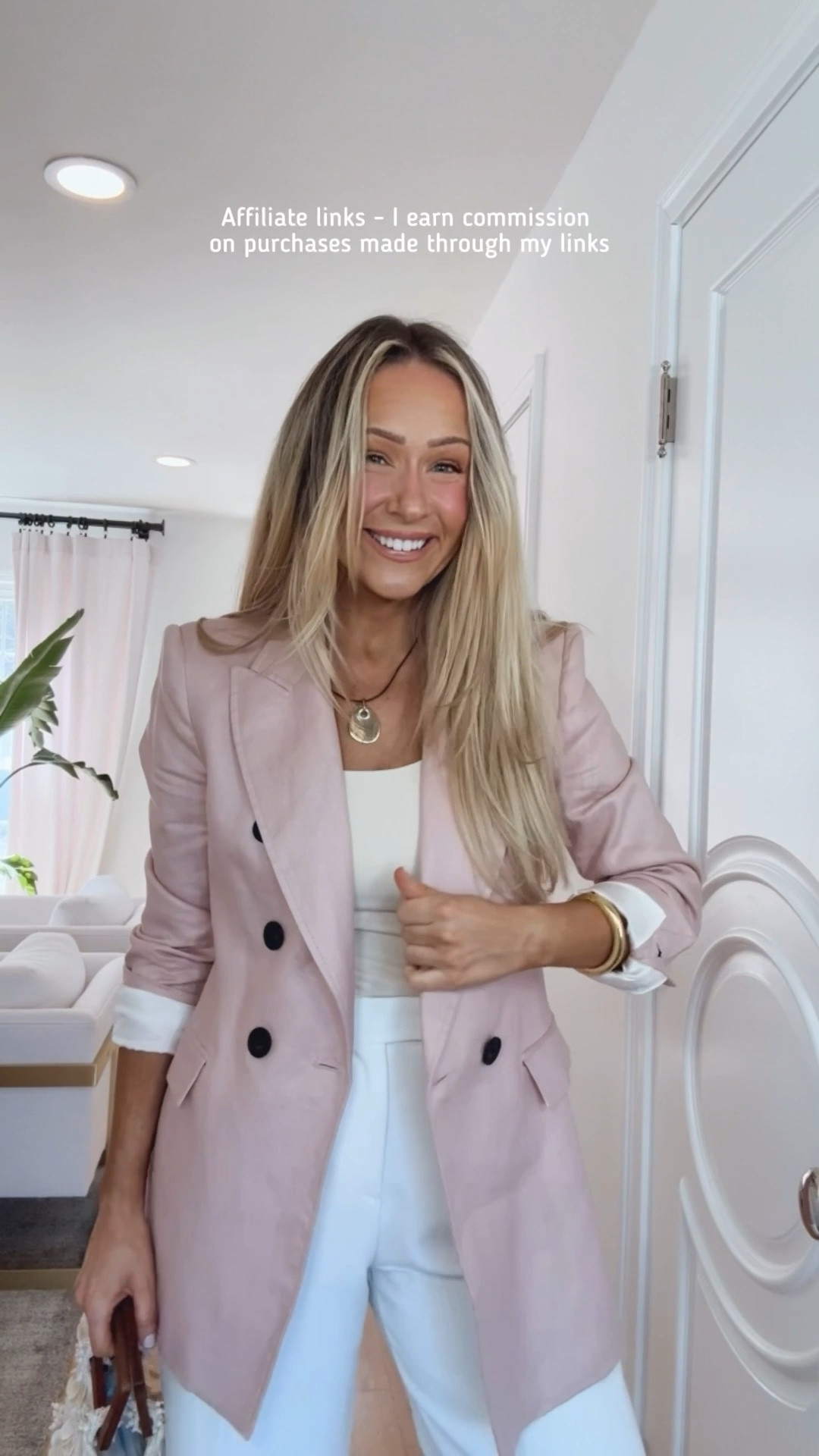 Affiliate links - I earn commission on purchases made through my links | Zara outfit spring 
Zara pink blazer
Zara white pants 