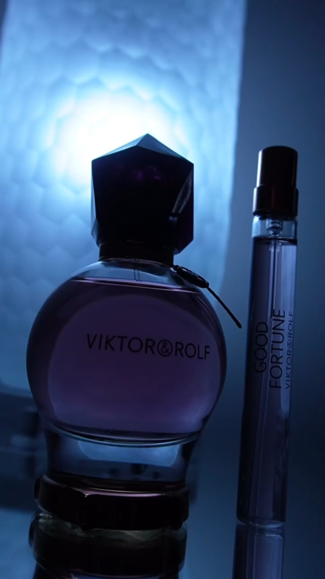 I love how this frangrance is the perfect amount of sweet and sexy. Its super transitional, just like the weather we’re in. I’ve been wearing it nonstop since I recieved it. Thanks to my #viktorandrolf family! 🔮💜 

#nadialadaven #giftedbyviktorandrolffragrances #vanillaperfume #goodfortune