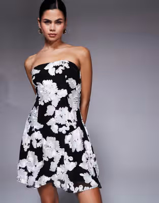 Kaiia – Exclusive – Strukturiertes Bandeau-Minikleid in Schwarz mit Blumenmuster in Weiß | A... | ASOS (Global)