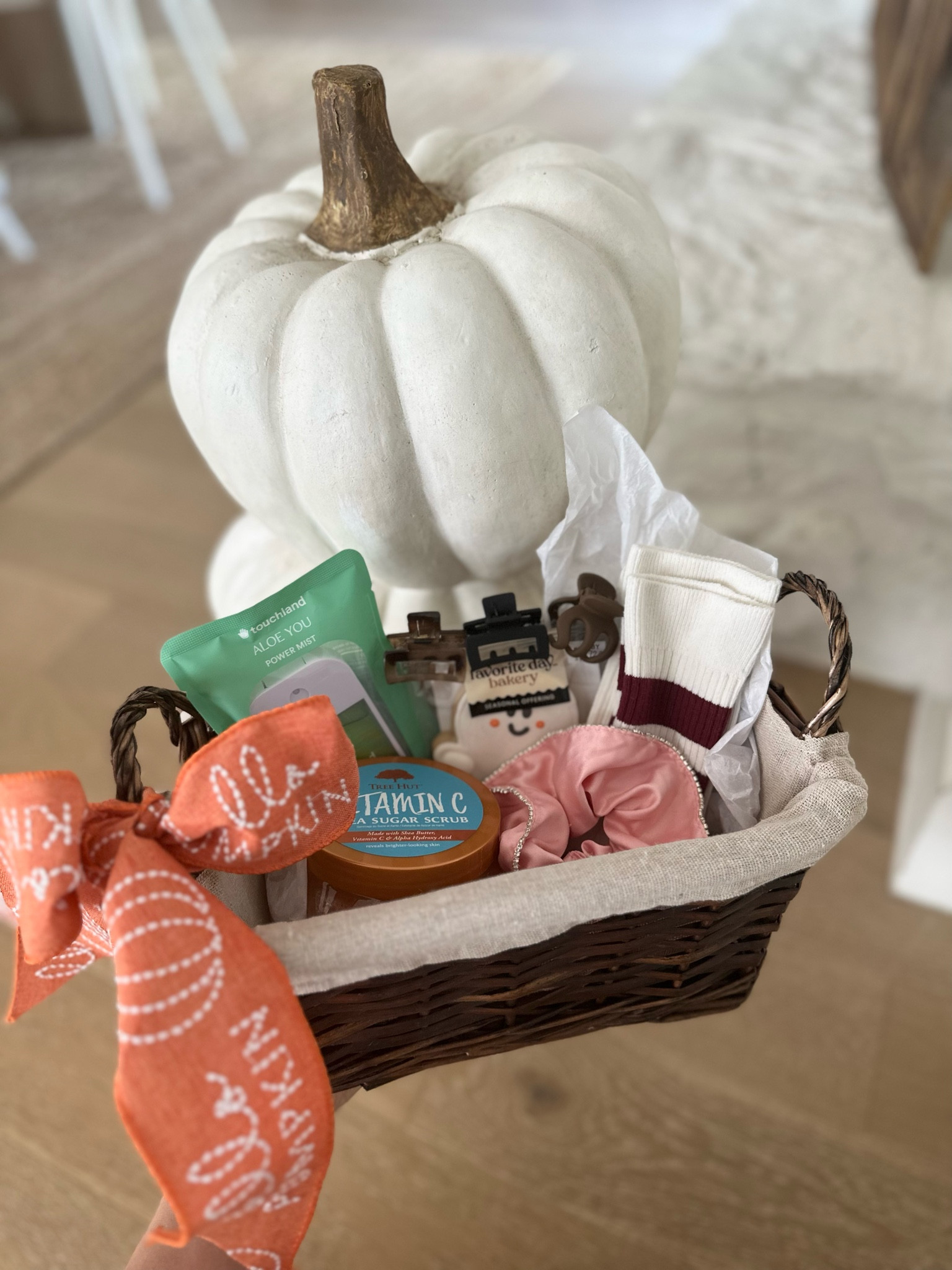 A simple boo basket 🧡💚👻


#boobasket #halloweenboobasket 
#halloweengift #halloween 

#LTKGiftGuide #LTKSeasonal #LTKHalloween