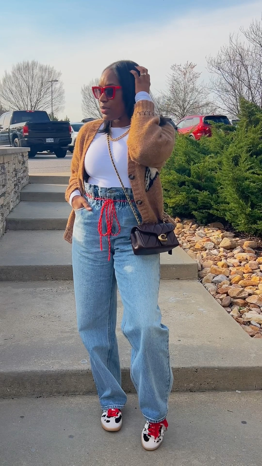 These paper bag waist jeans are everything! They now come in a dark wash with a green tie string too 😍 Both styles are on sale now! 

#LTKSaleAlert #LTKootd