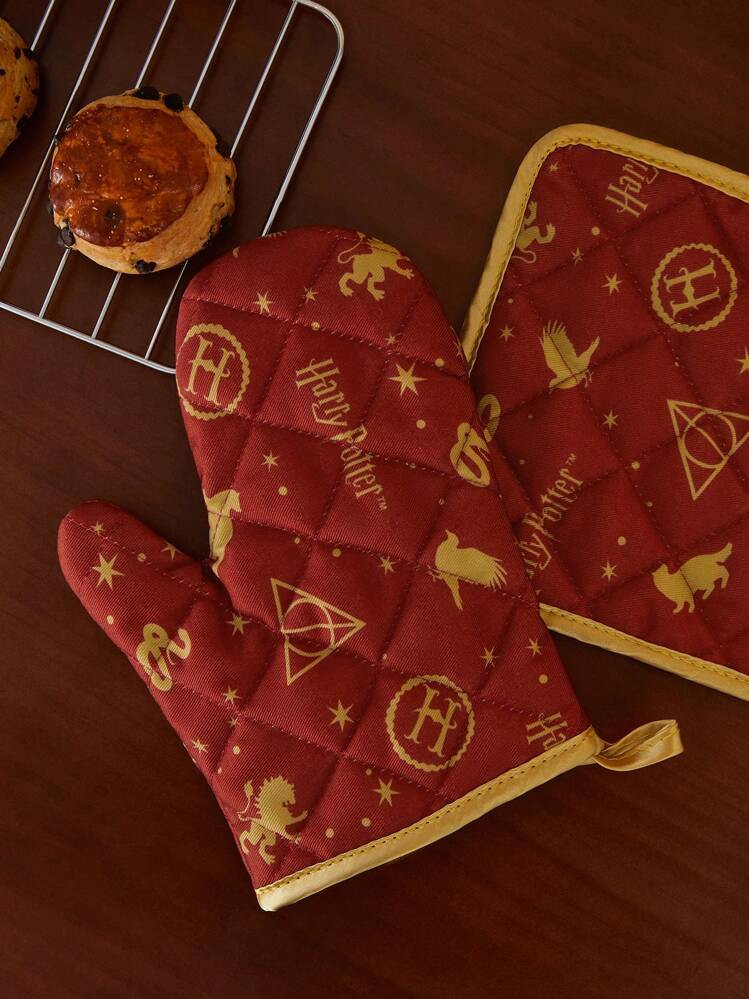 HARRY POTTER X SHEIN Pattern Printed, Red Heat Insulating Mat Set, Heat Insulating Mat & Gloves, Kitchen Baking Special Use,Back To School | SHEIN