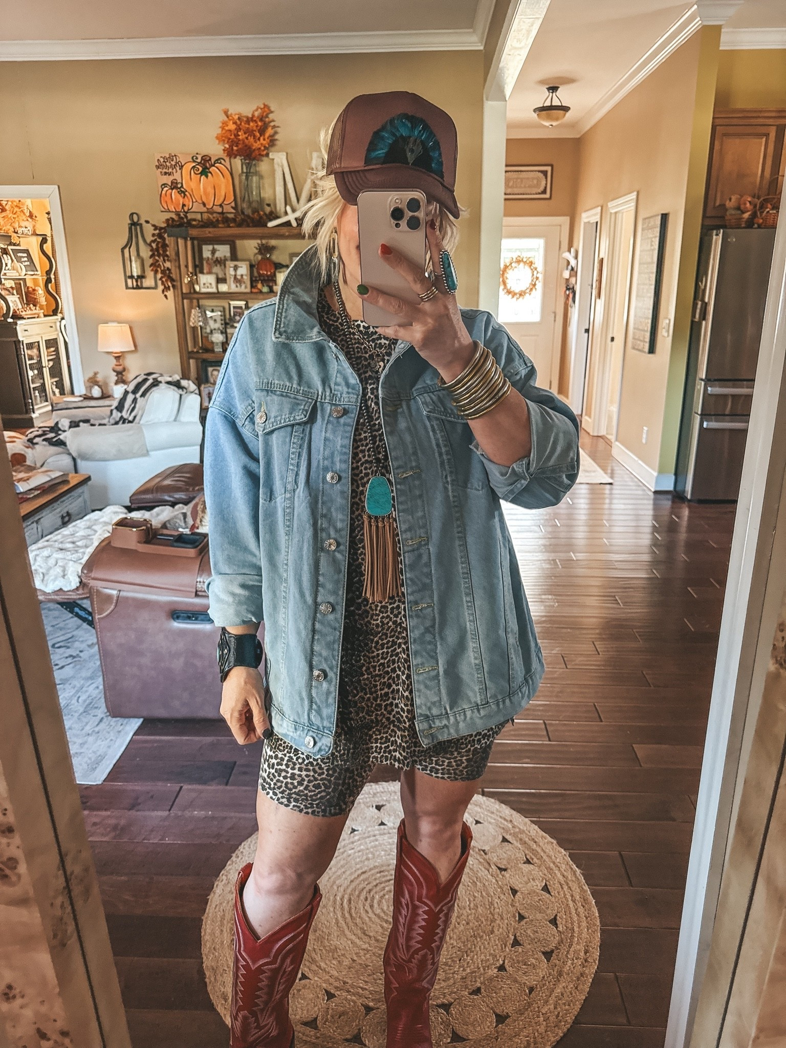 This set is adorable on it’s on but how to style it with a denim jacket and some boots elevated it perfectly for a country concert! 
🐆I’m in a medium in this set. Save on set with code MANDIE @wkndchasers