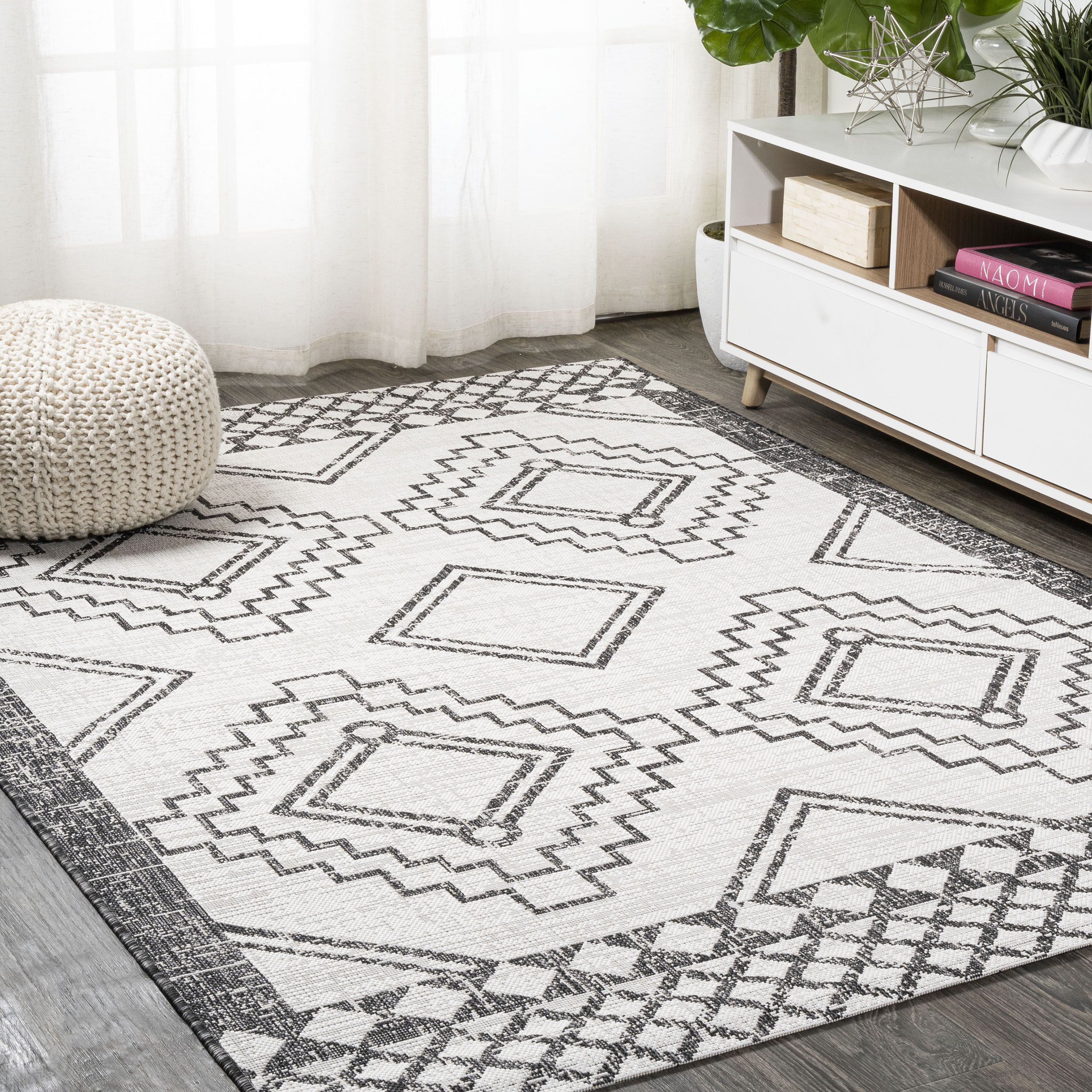 4'x6' Marokko Diamond Medallion Indoor/Outdoor Area Rug, Ivory/Black - JONATHAN Y | Walmart (US)